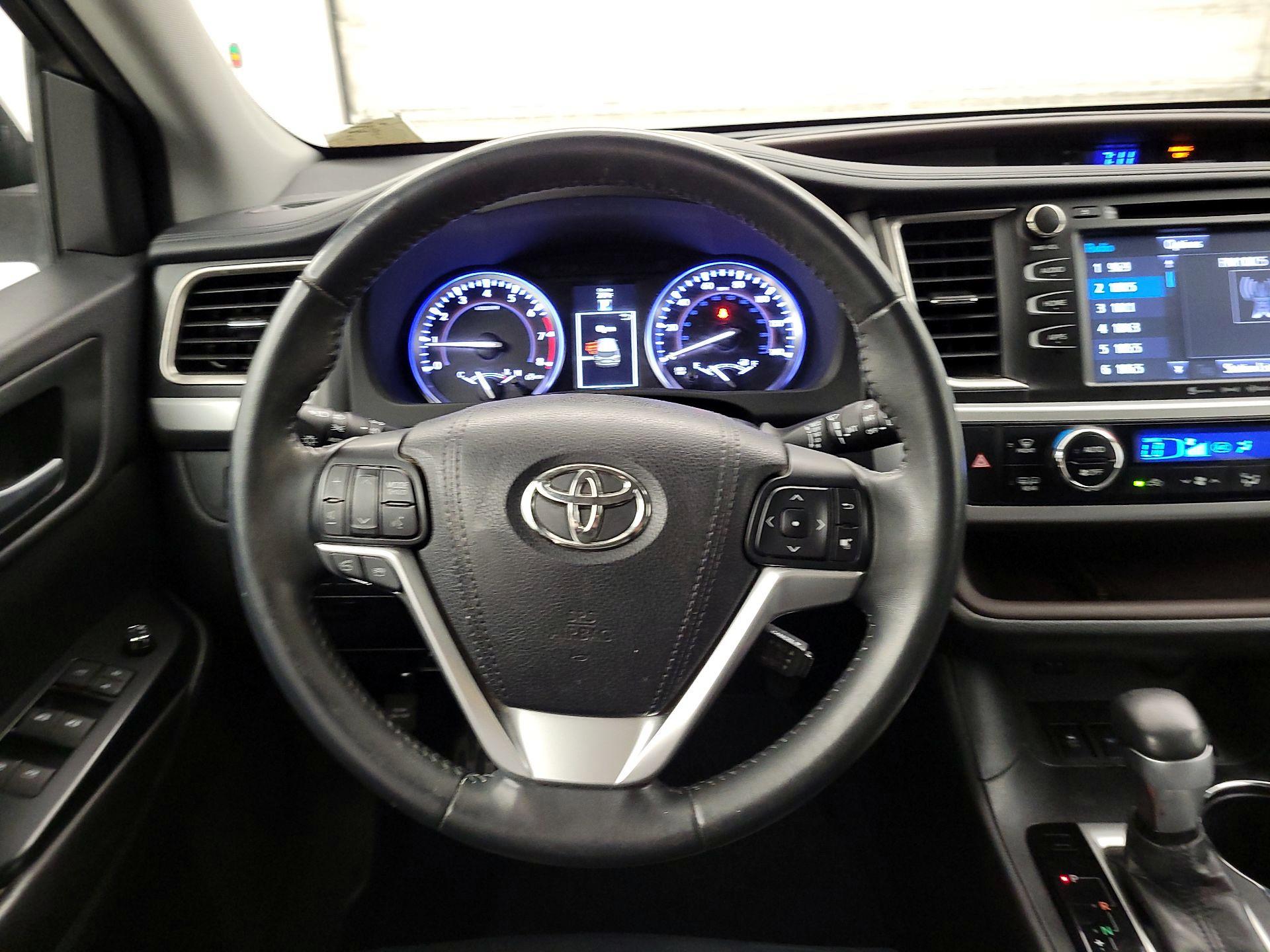 Thumbnail: 2016 Toyota Highlander - 10