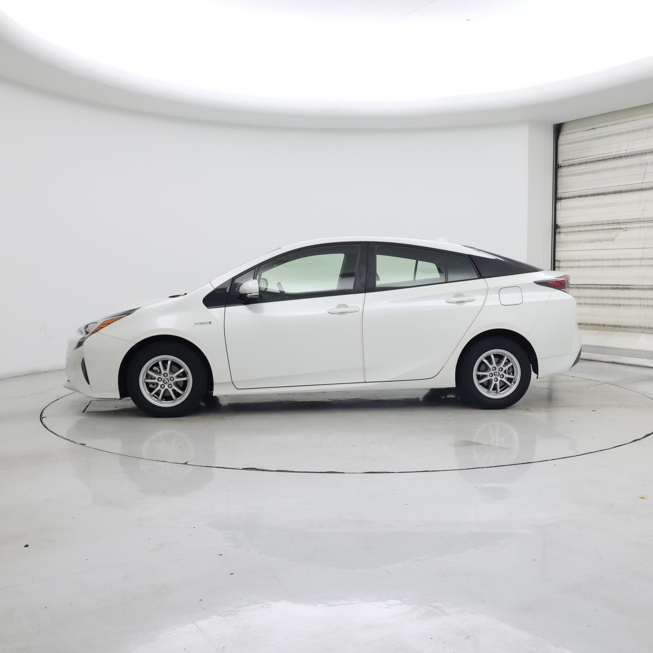 Thumbnail: 2017 Toyota Prius - 3