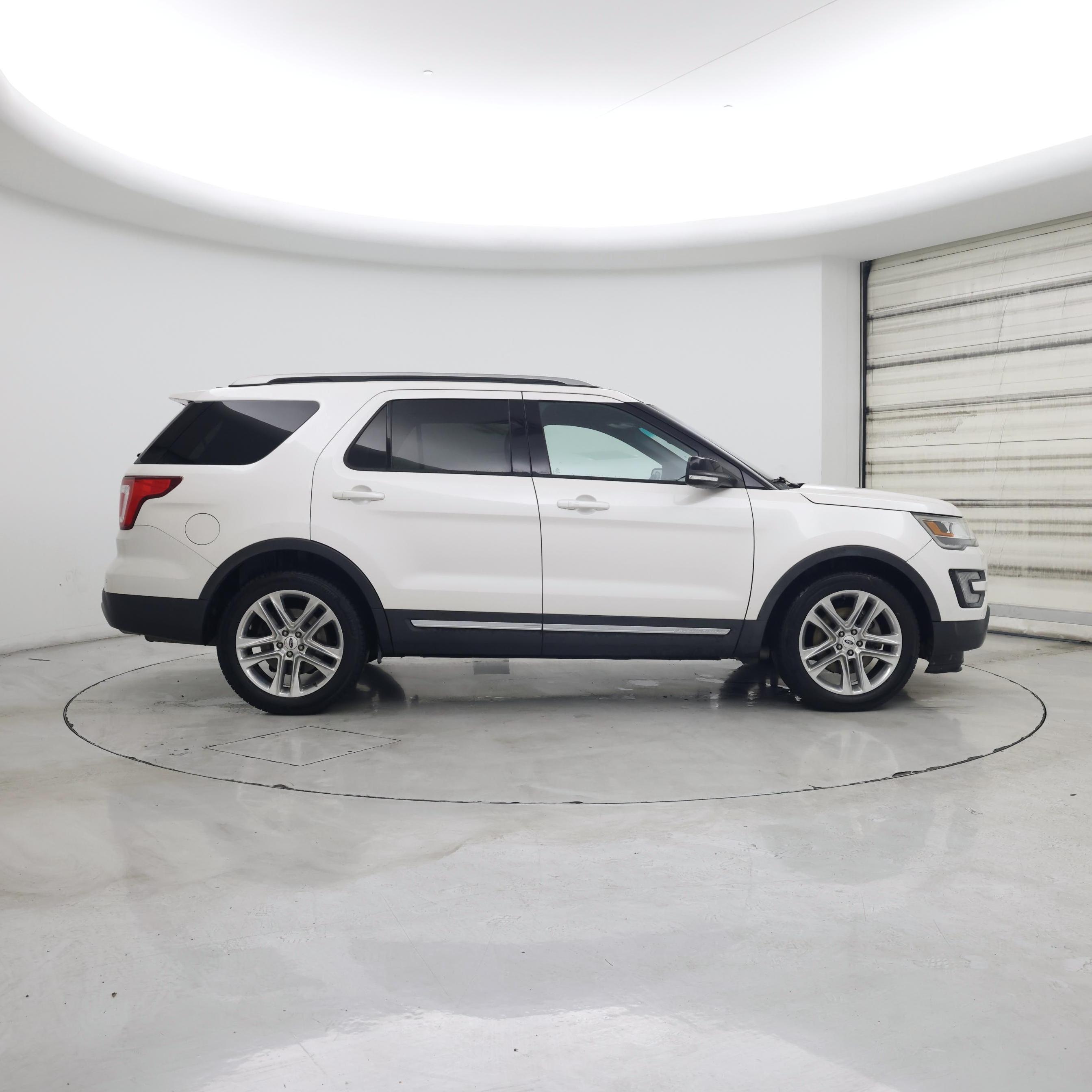 Thumbnail: 2016 Ford Explorer - 7