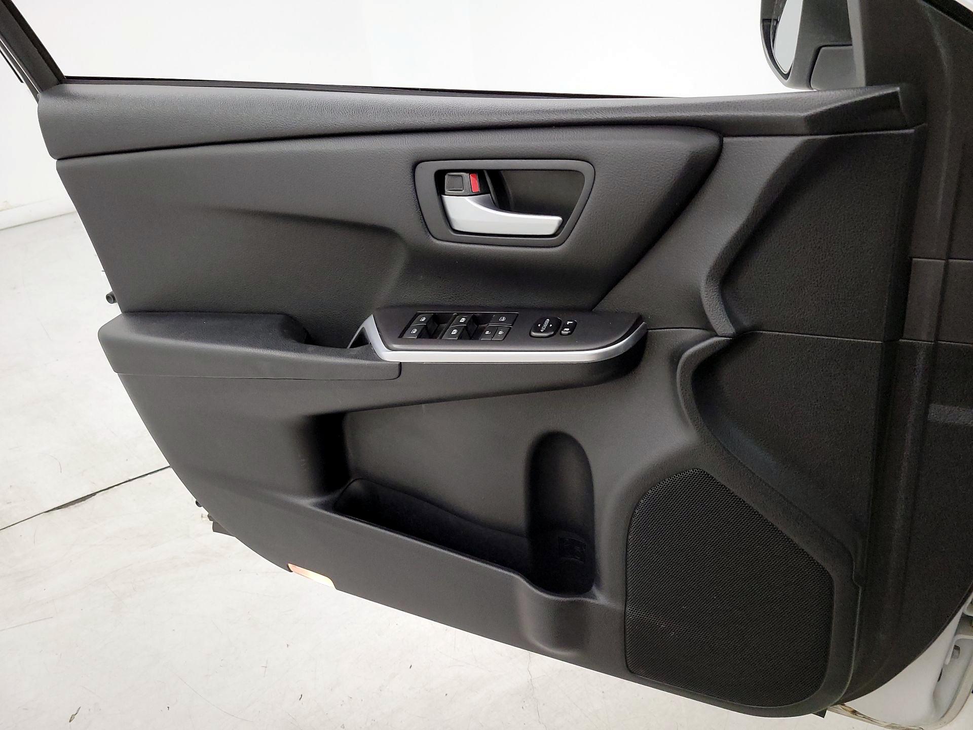 Thumbnail: 2015 Toyota Camry - 12