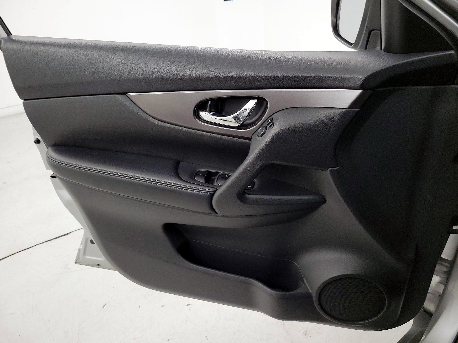 Thumbnail: 2015 Nissan Rogue - 12