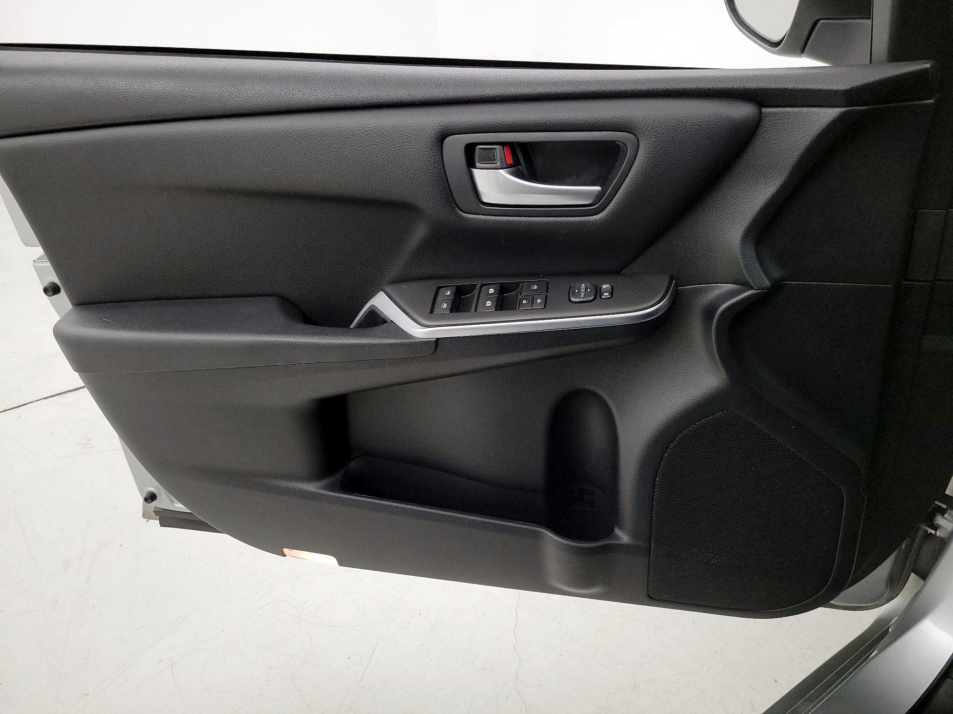 Thumbnail: 2015 Toyota Camry - 12