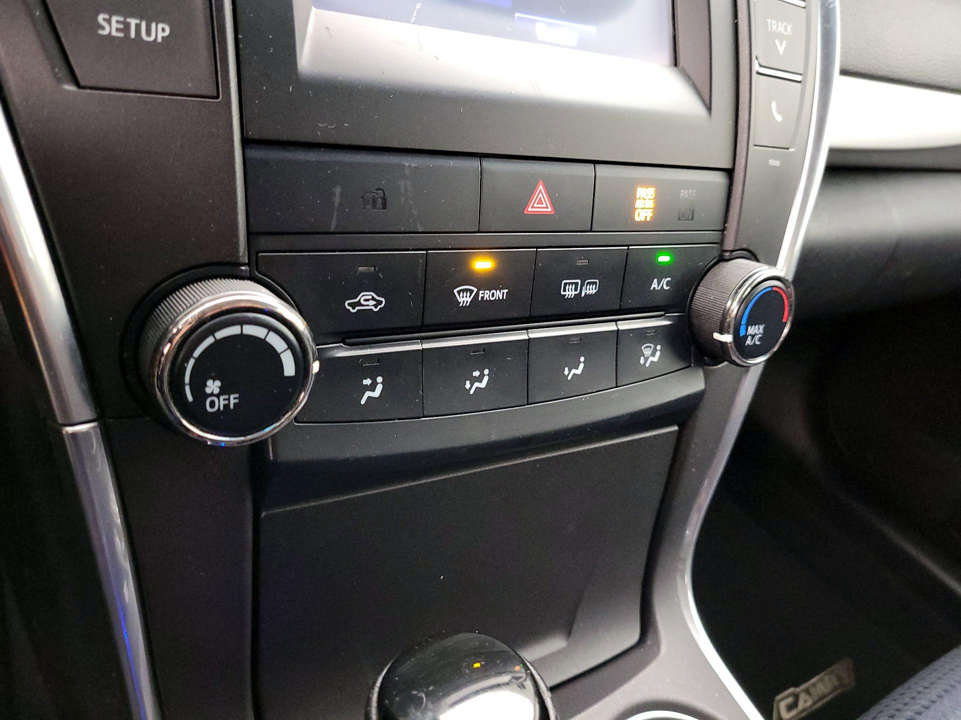 Thumbnail: 2015 Toyota Camry - 16