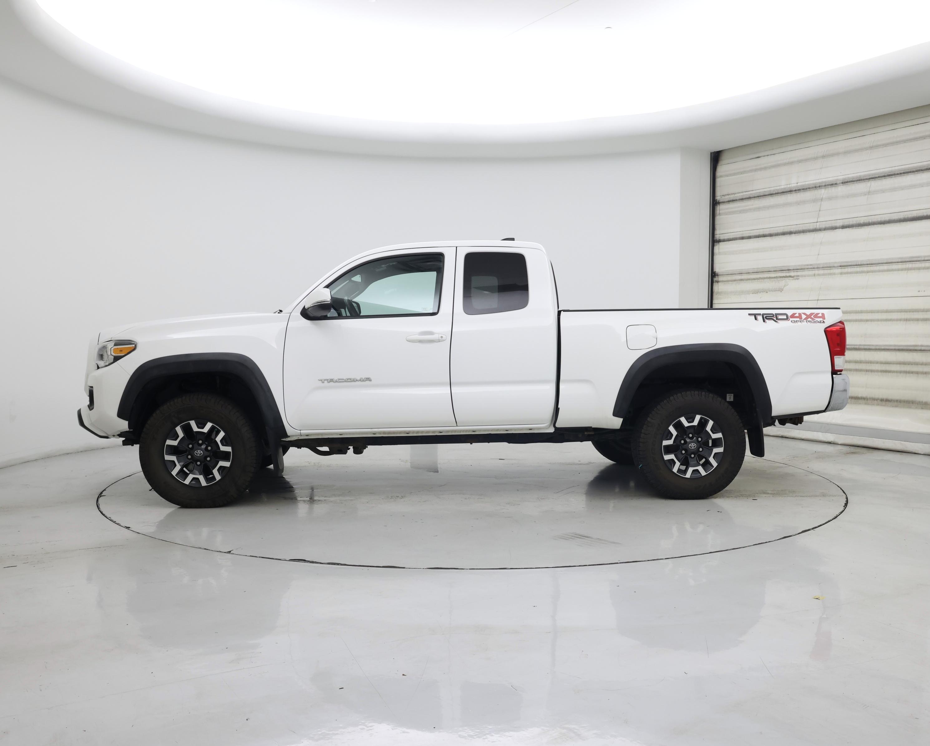 Thumbnail: 2017 Toyota Tacoma - 3