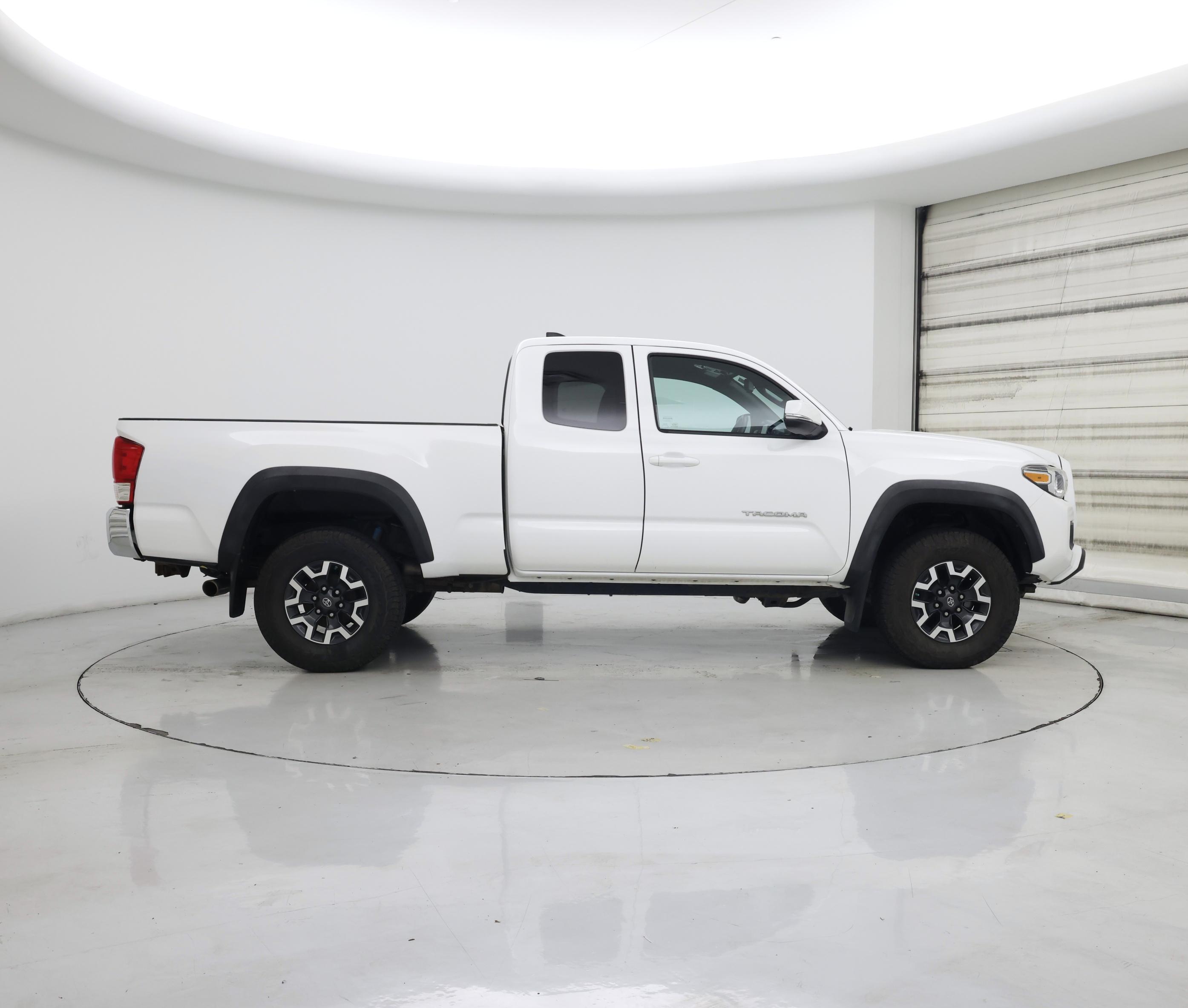 Thumbnail: 2017 Toyota Tacoma - 7