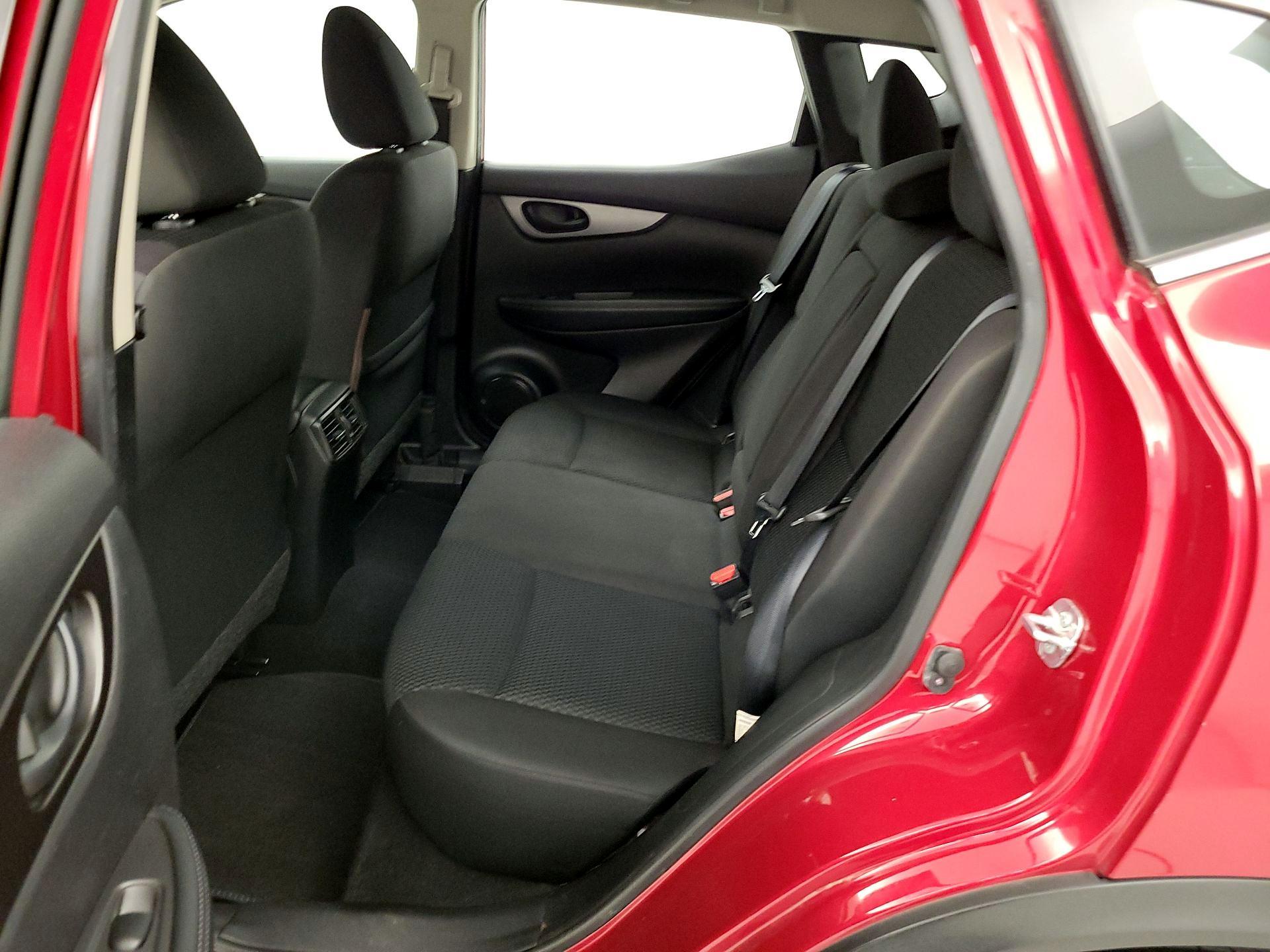 Thumbnail: 2017 Nissan Rogue Sport - 18