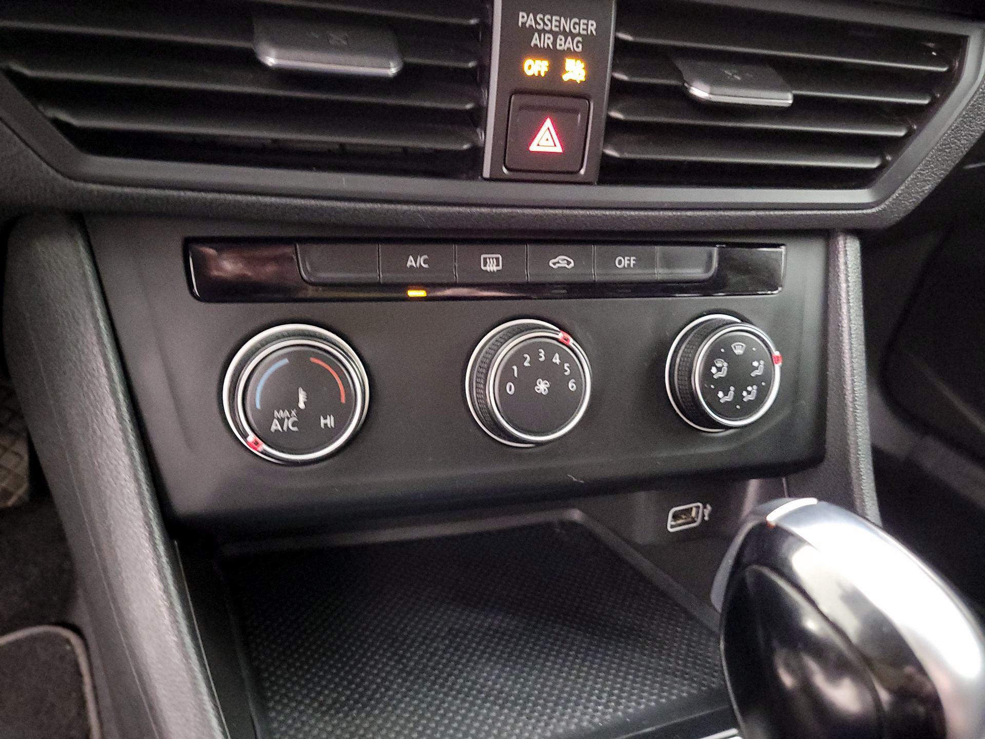 Thumbnail: 2019 Volkswagen Jetta - 15