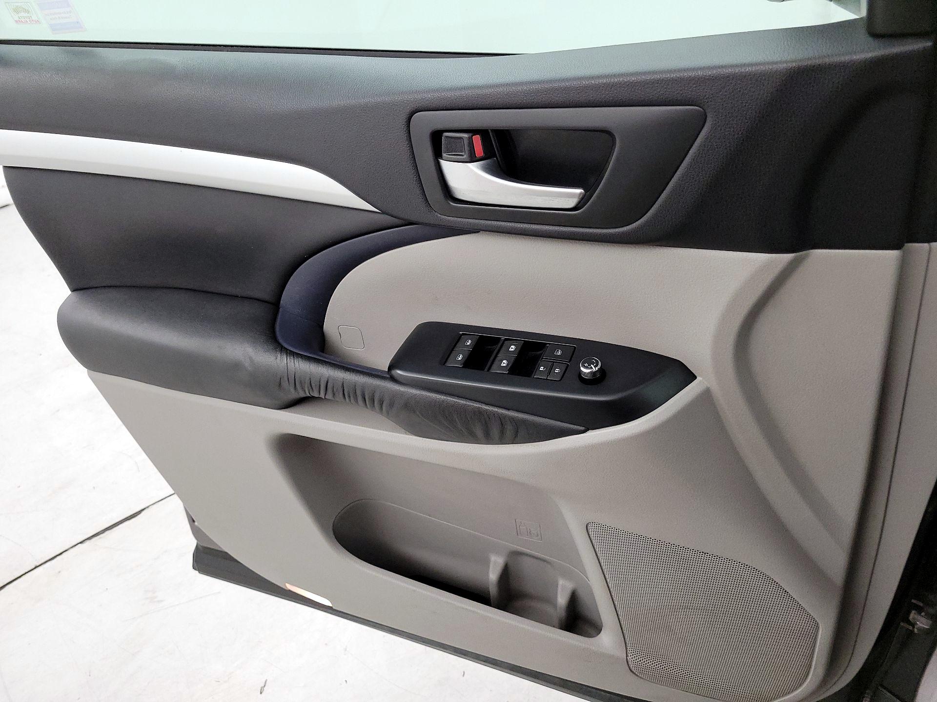 Thumbnail: 2016 Toyota Highlander - 12