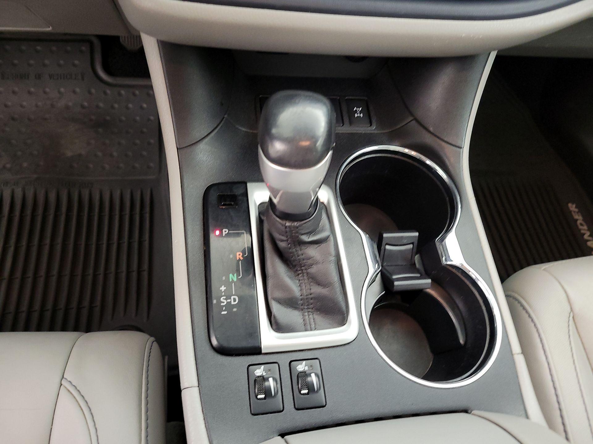 Thumbnail: 2016 Toyota Highlander - 16