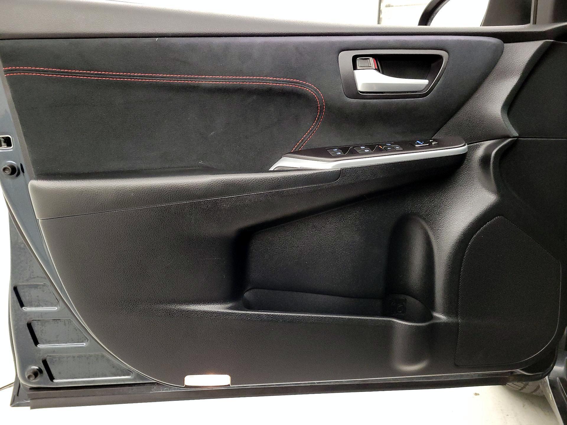 Thumbnail: 2015 Toyota Camry - 12