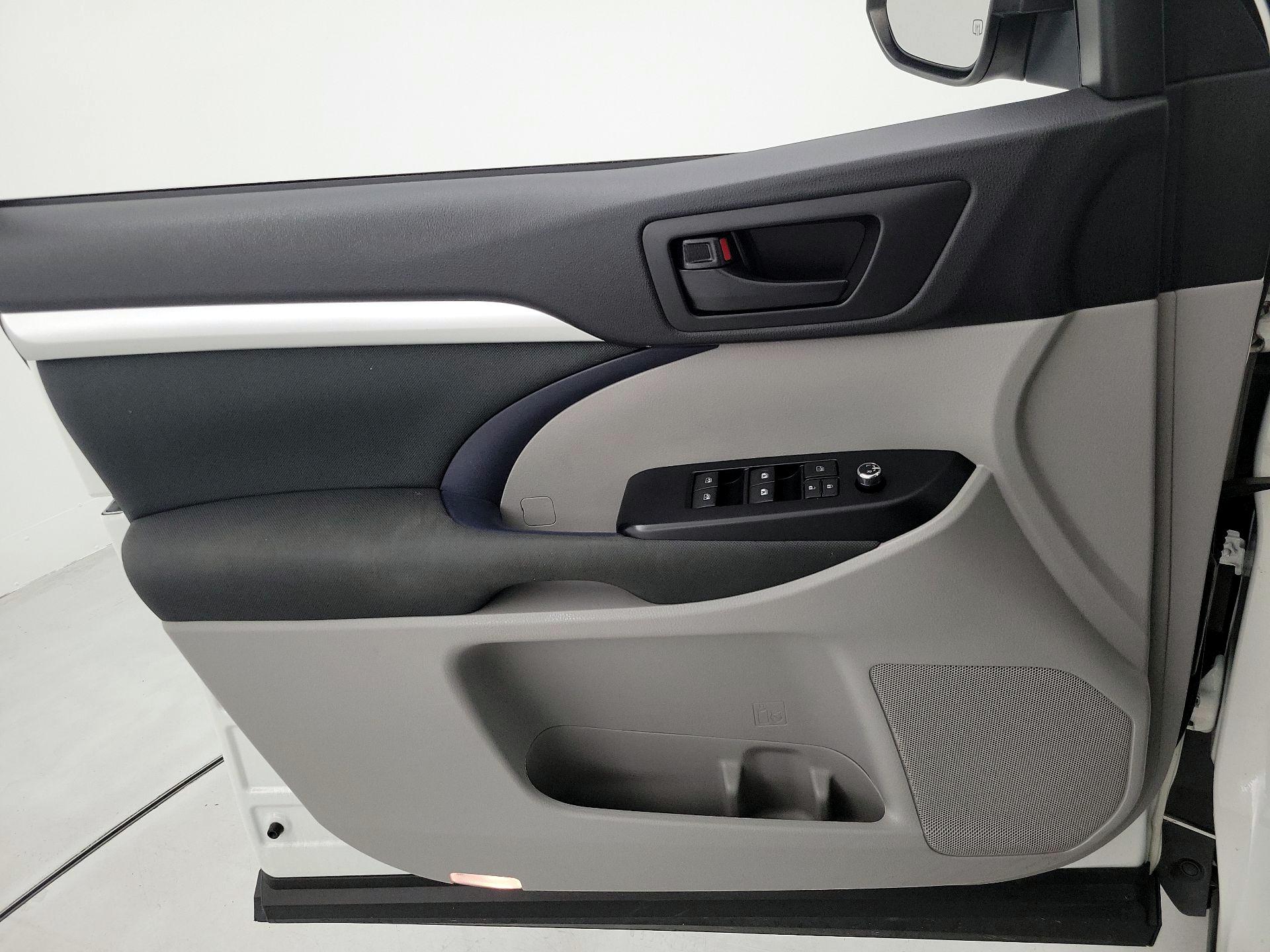 Thumbnail: 2019 Toyota Highlander - 12
