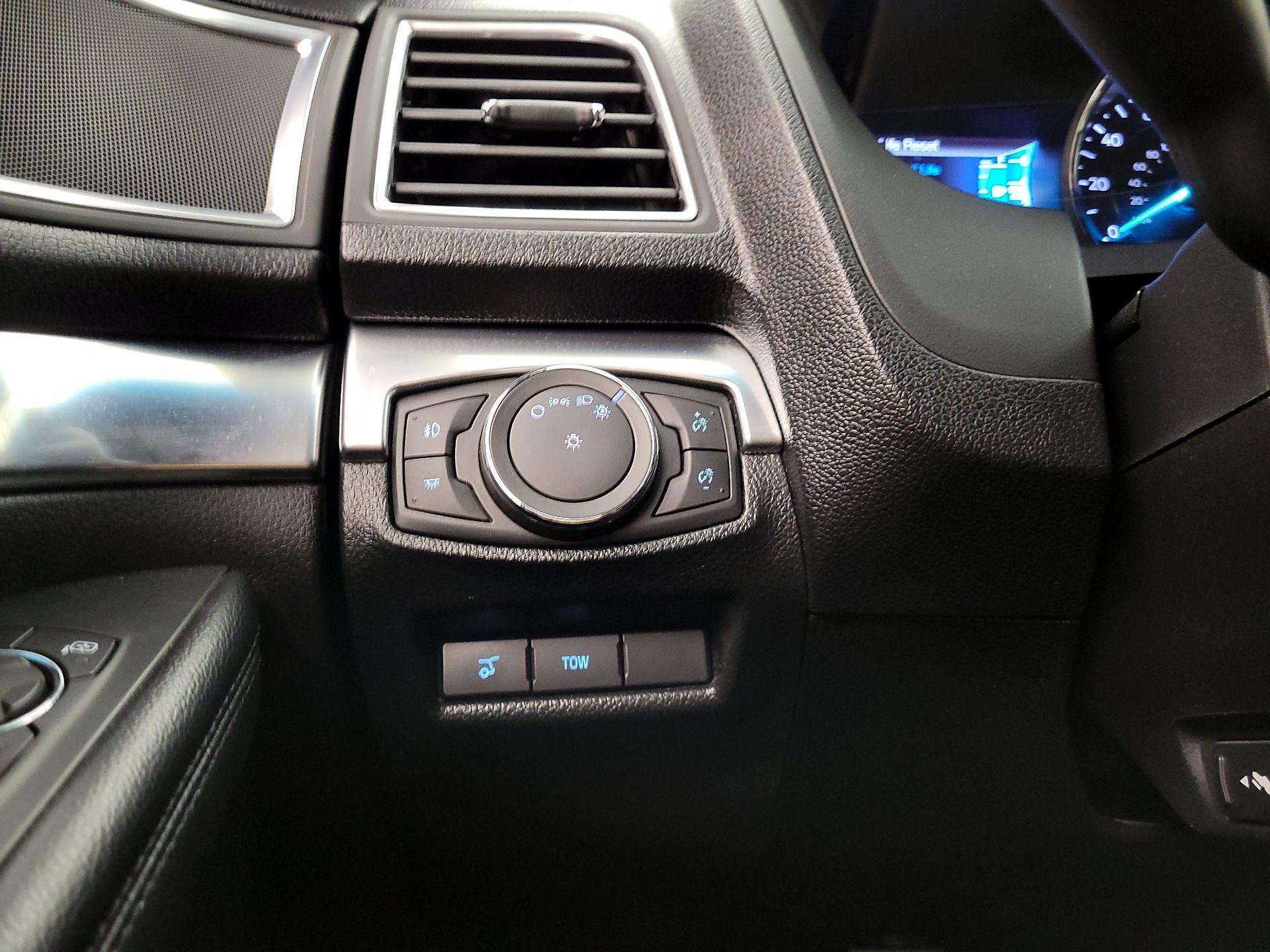 Thumbnail: 2016 Ford Explorer - 13