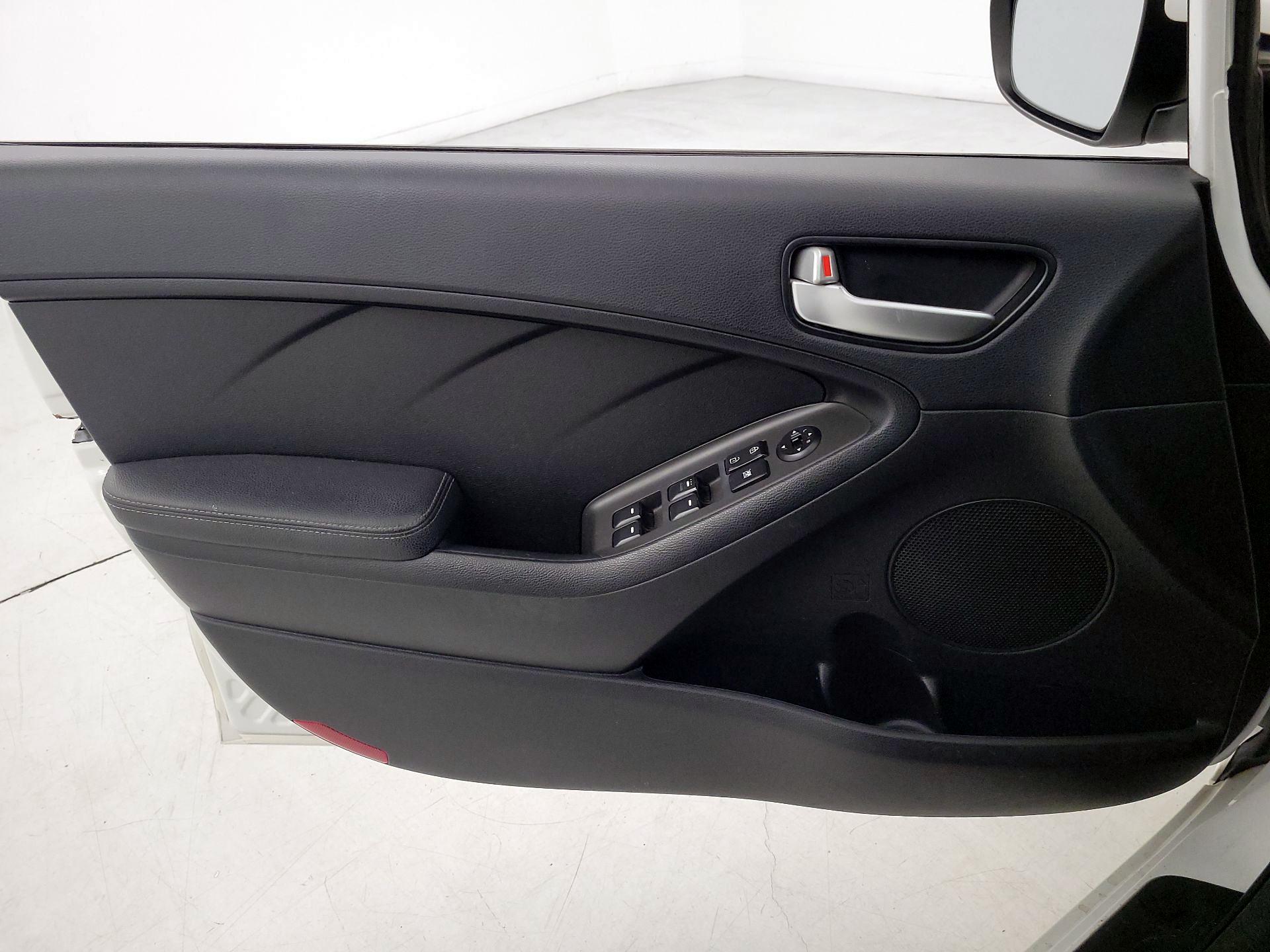Thumbnail: 2017 Kia Forte - 12