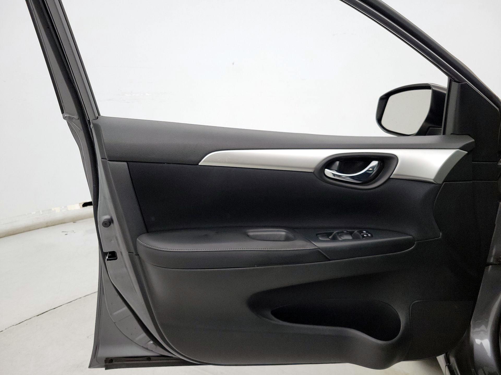 Thumbnail: 2016 Nissan Sentra - 12