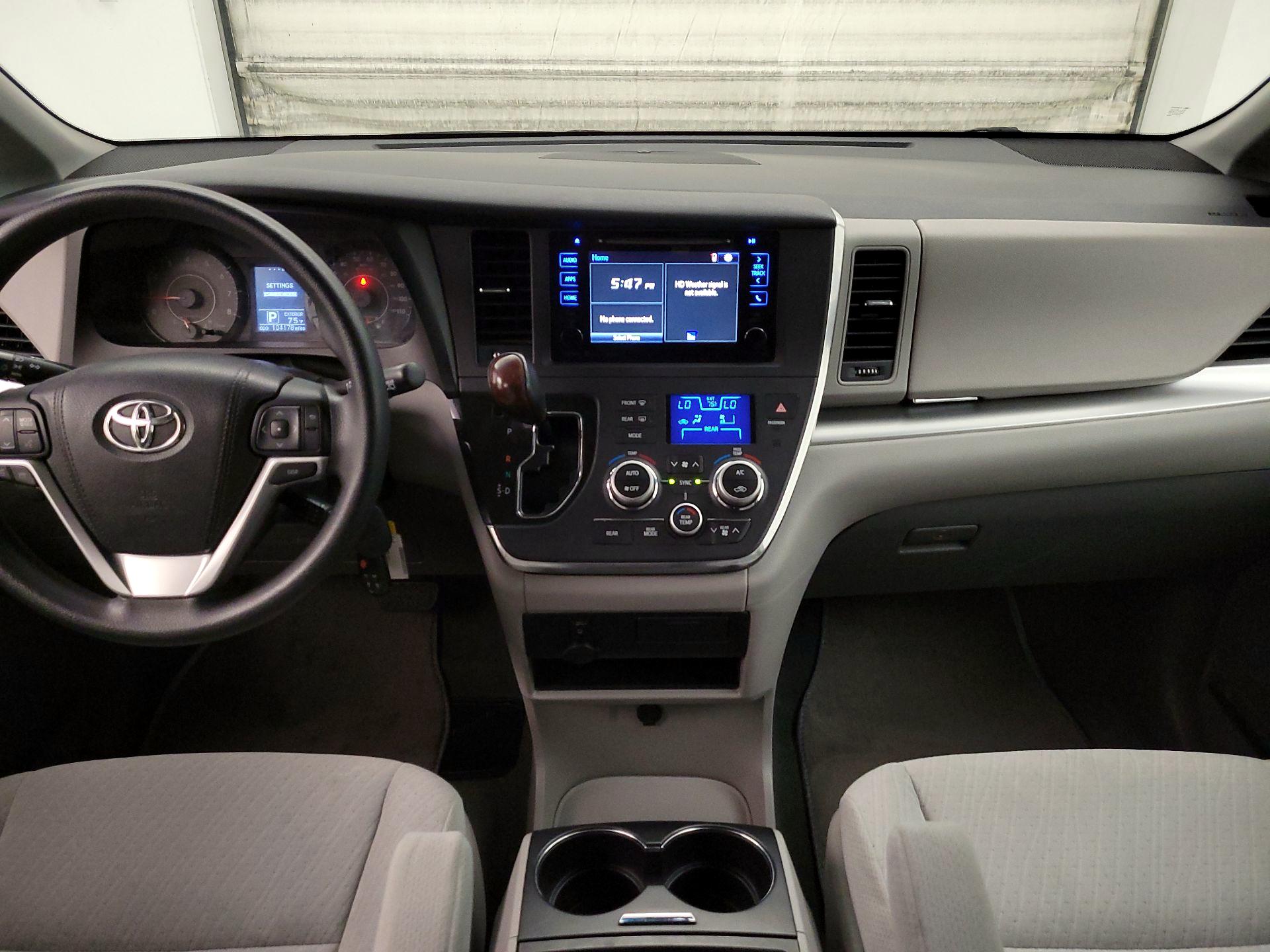 Thumbnail: 2016 Toyota Sienna - 9