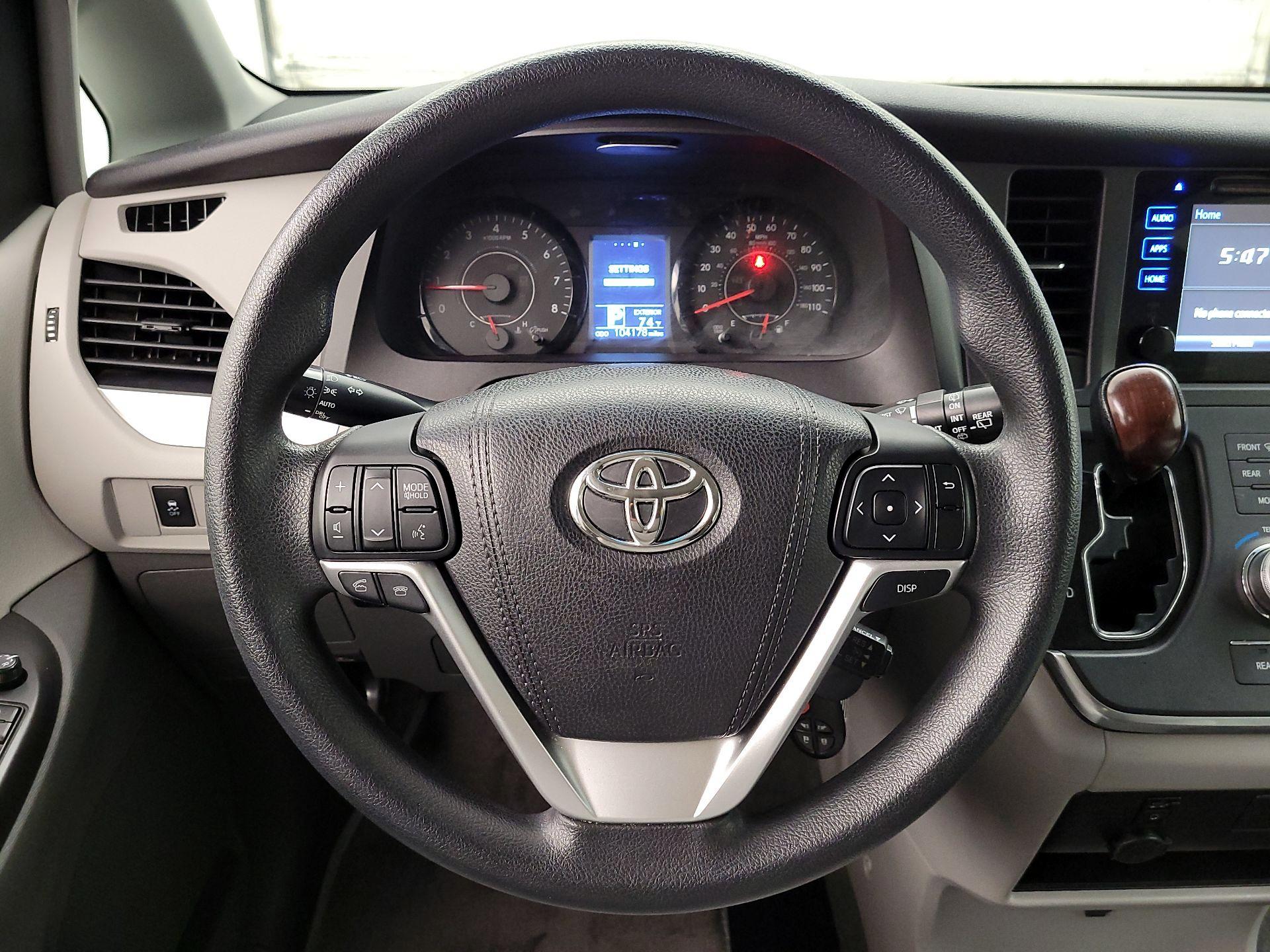 Thumbnail: 2016 Toyota Sienna - 10