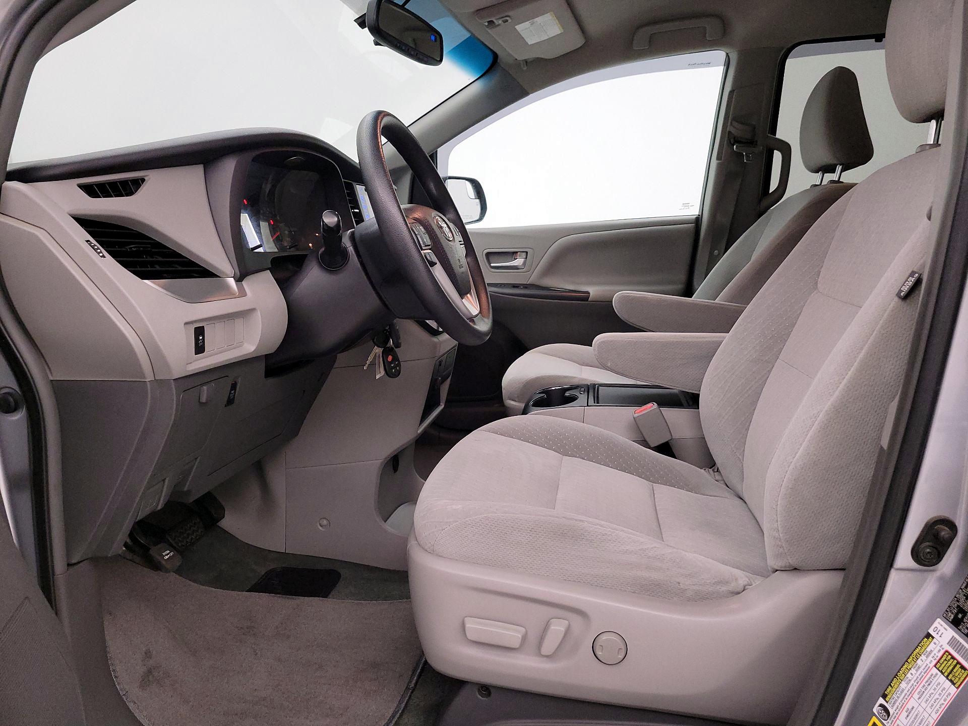 Thumbnail: 2016 Toyota Sienna - 11
