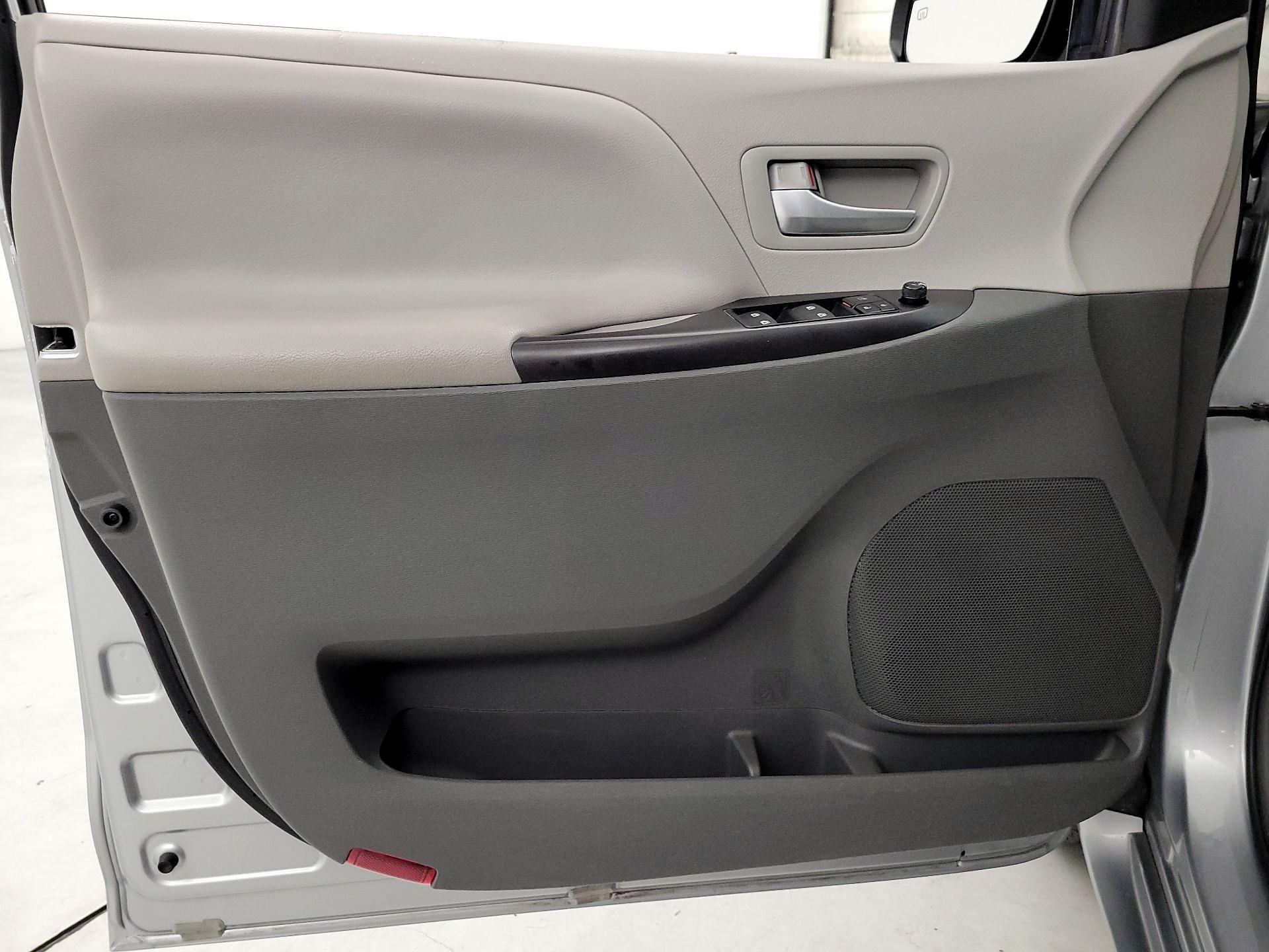 Thumbnail: 2016 Toyota Sienna - 12