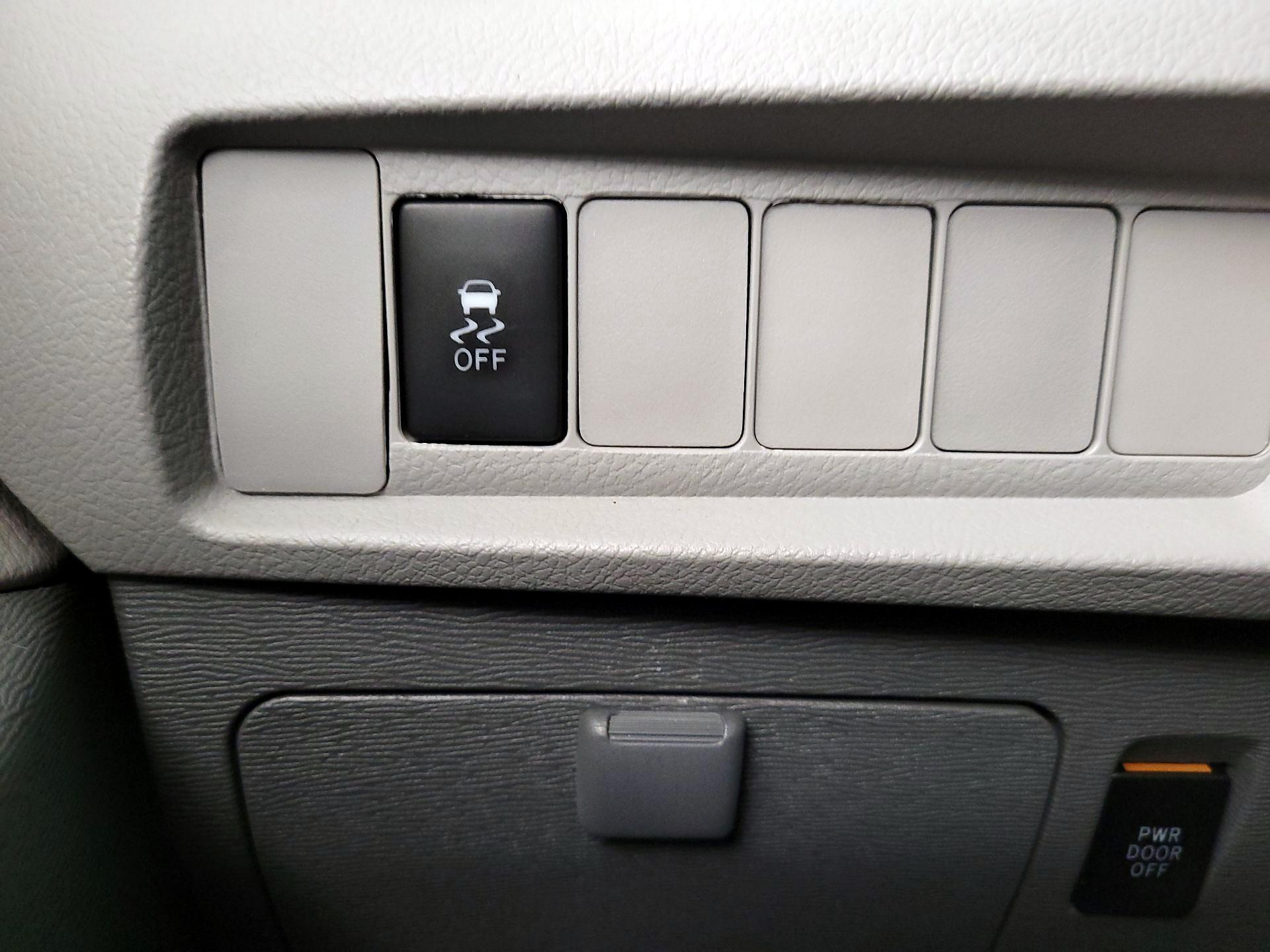 Thumbnail: 2016 Toyota Sienna - 13