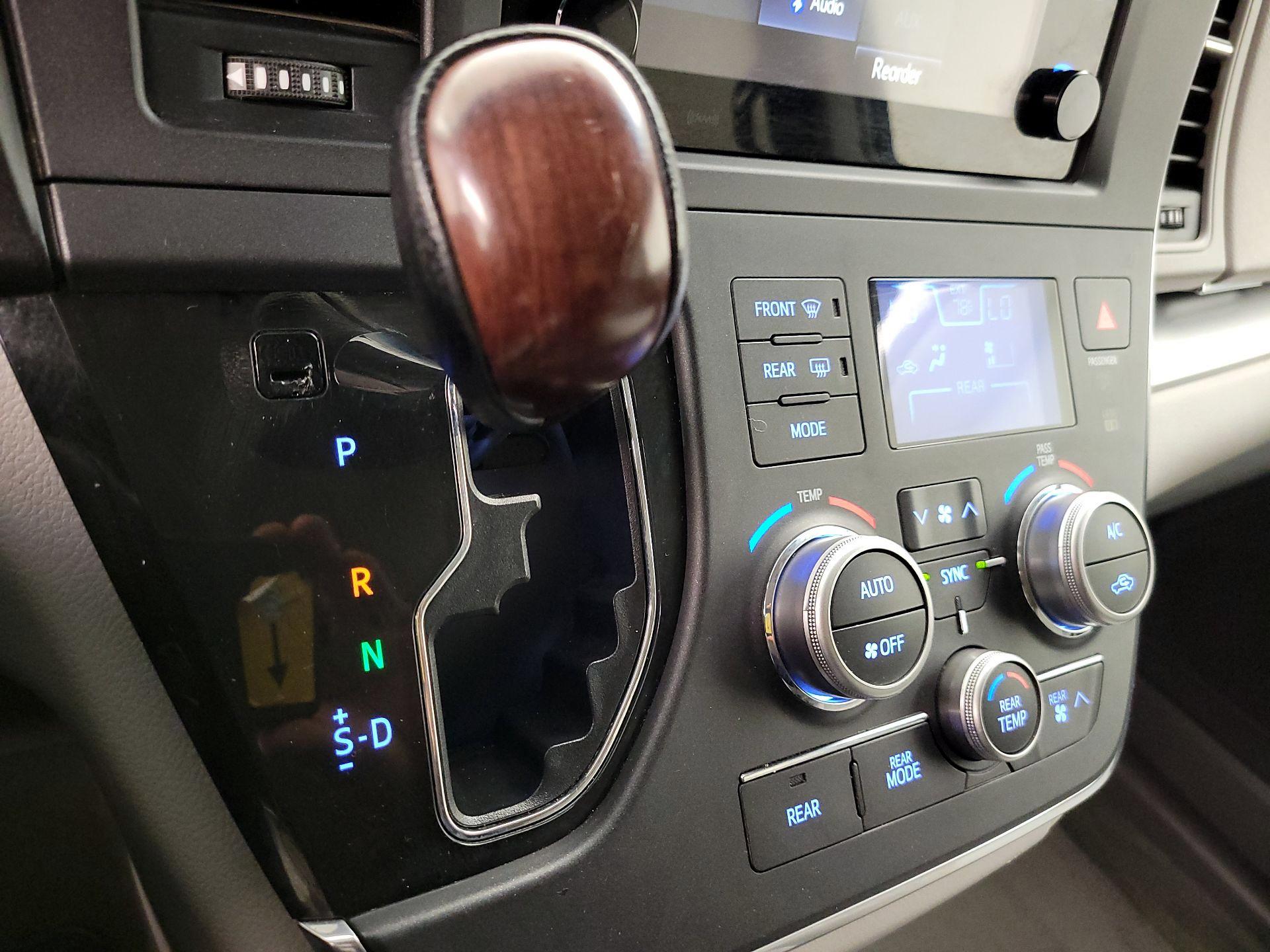 Thumbnail: 2016 Toyota Sienna - 17