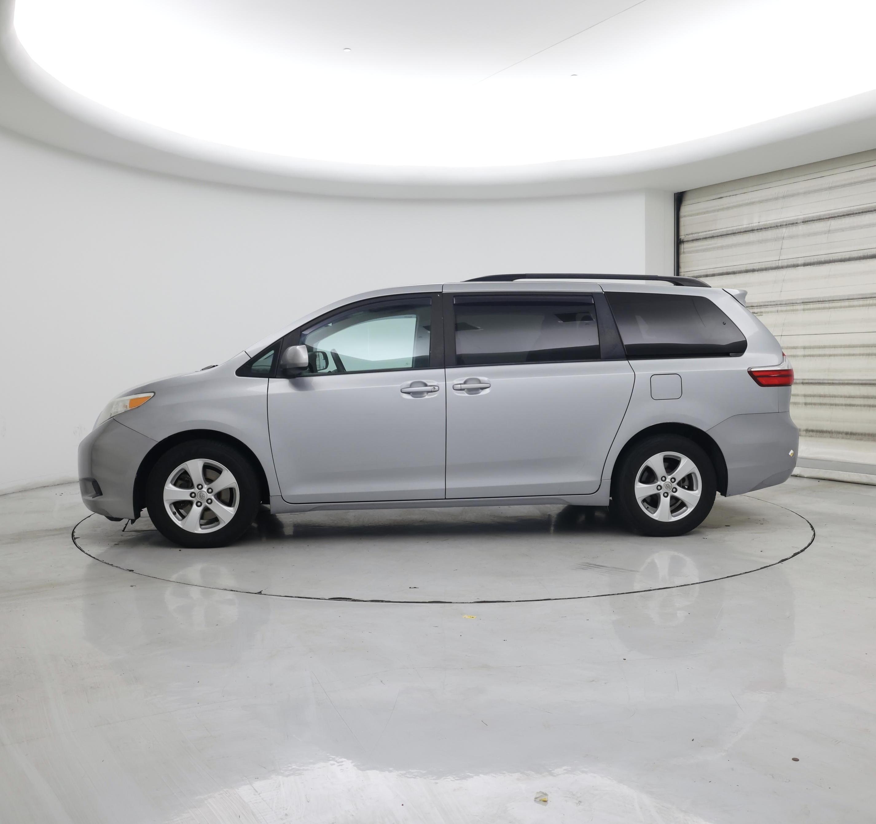 Thumbnail: 2016 Toyota Sienna - 3