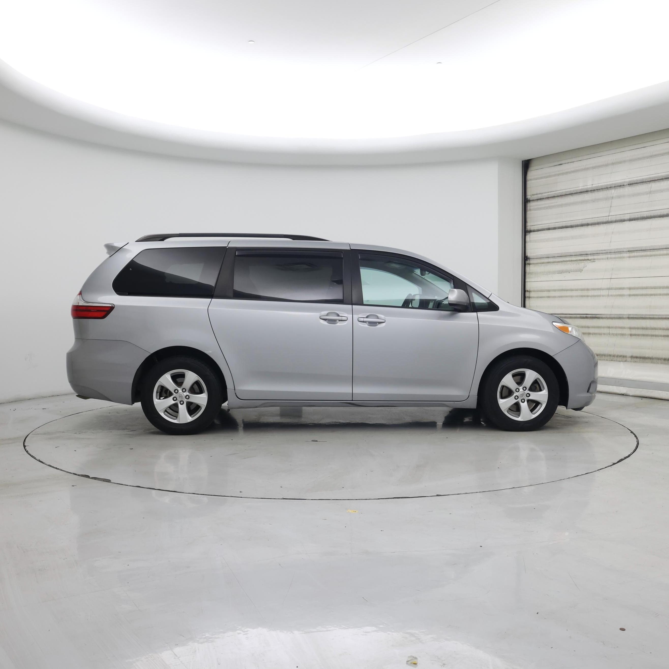 Thumbnail: 2016 Toyota Sienna - 7