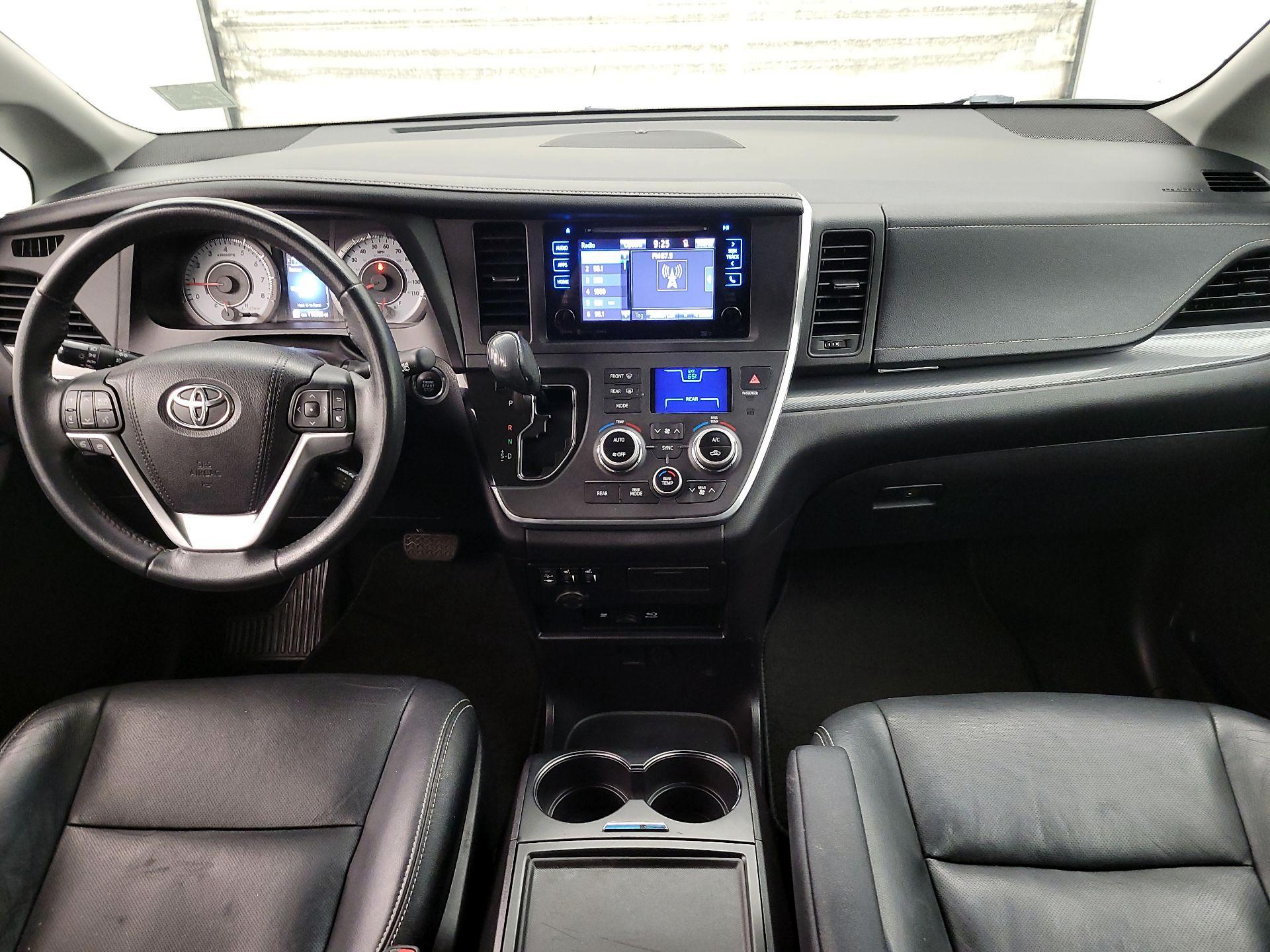 Thumbnail: 2017 Toyota Sienna - 9