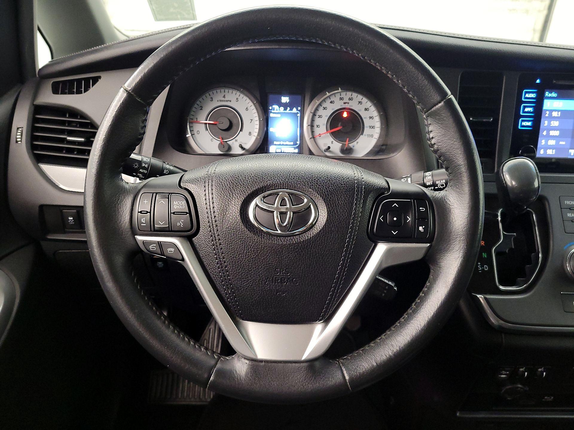 Thumbnail: 2017 Toyota Sienna - 10