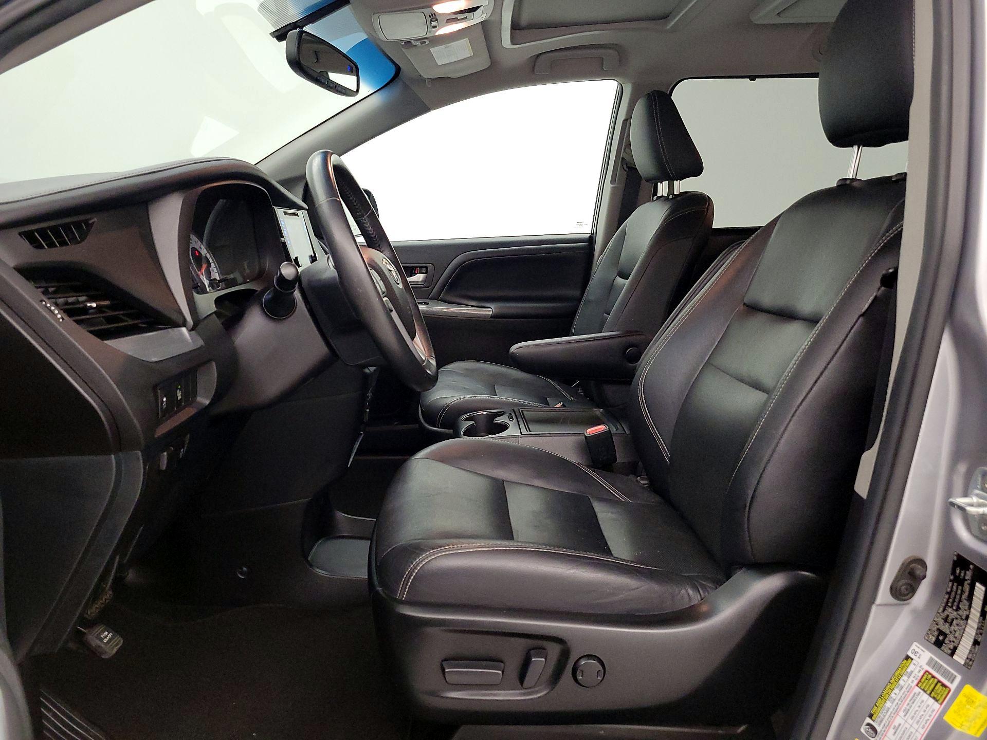 Thumbnail: 2017 Toyota Sienna - 11