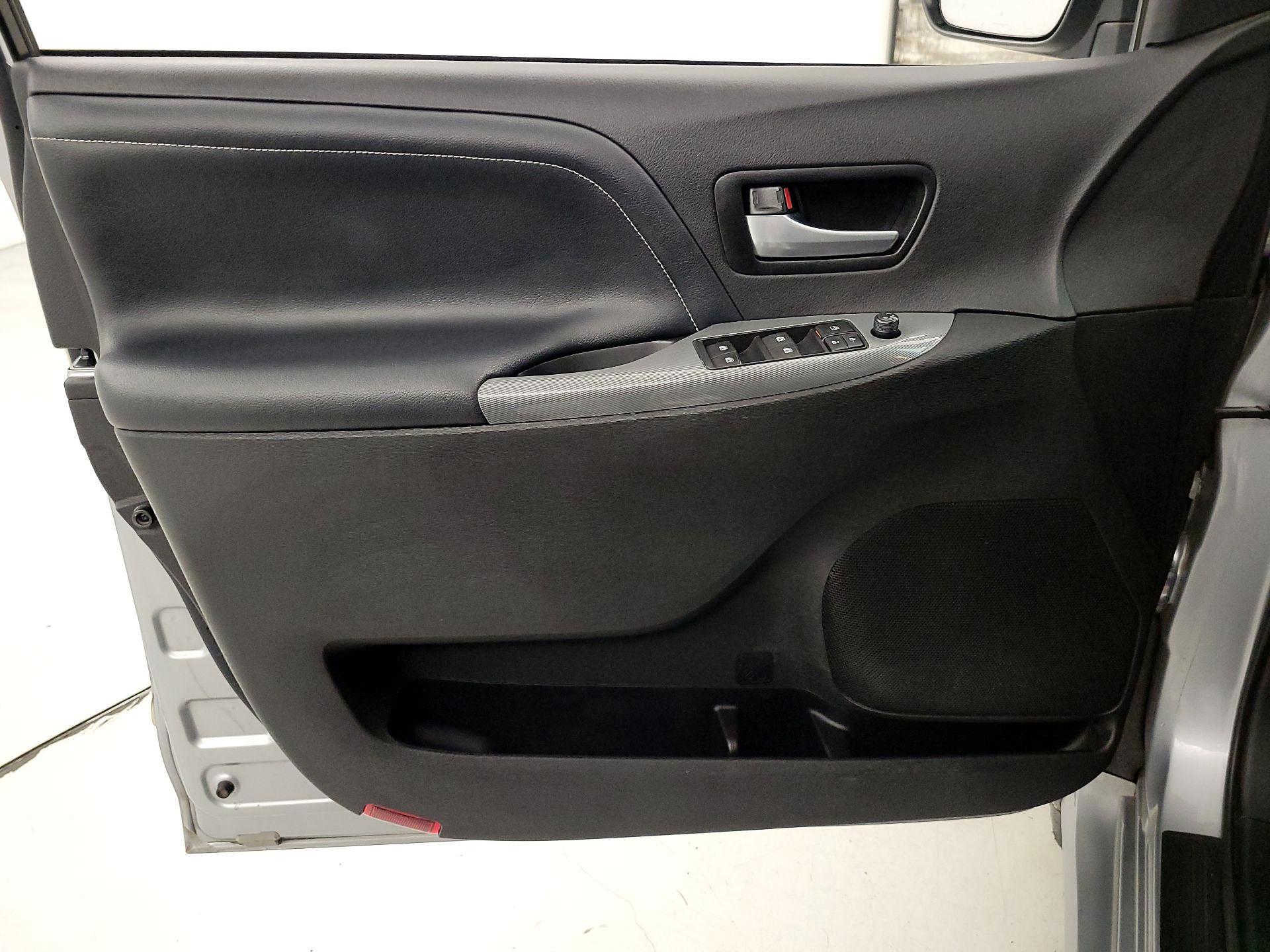 Thumbnail: 2017 Toyota Sienna - 12