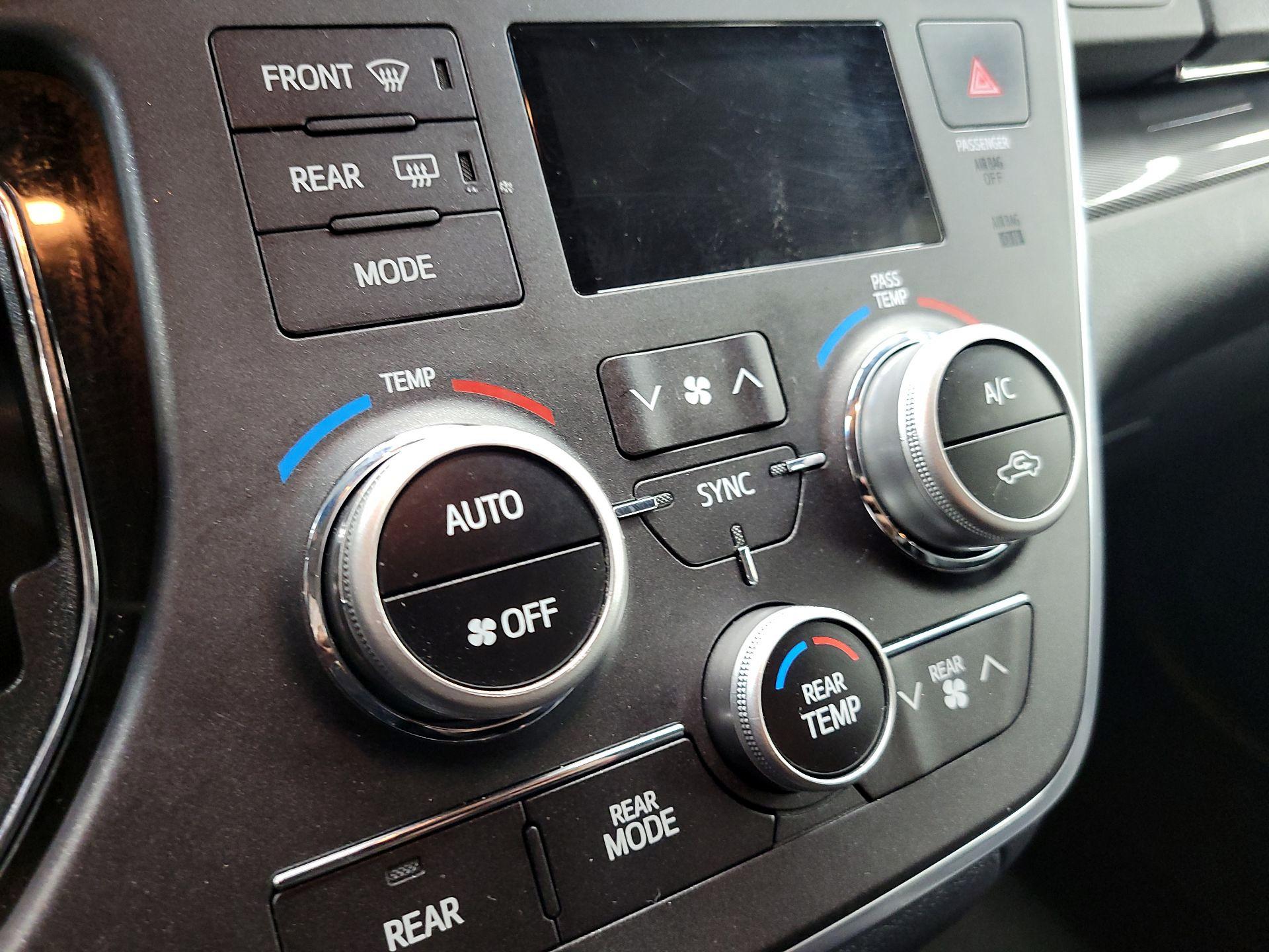Thumbnail: 2017 Toyota Sienna - 16