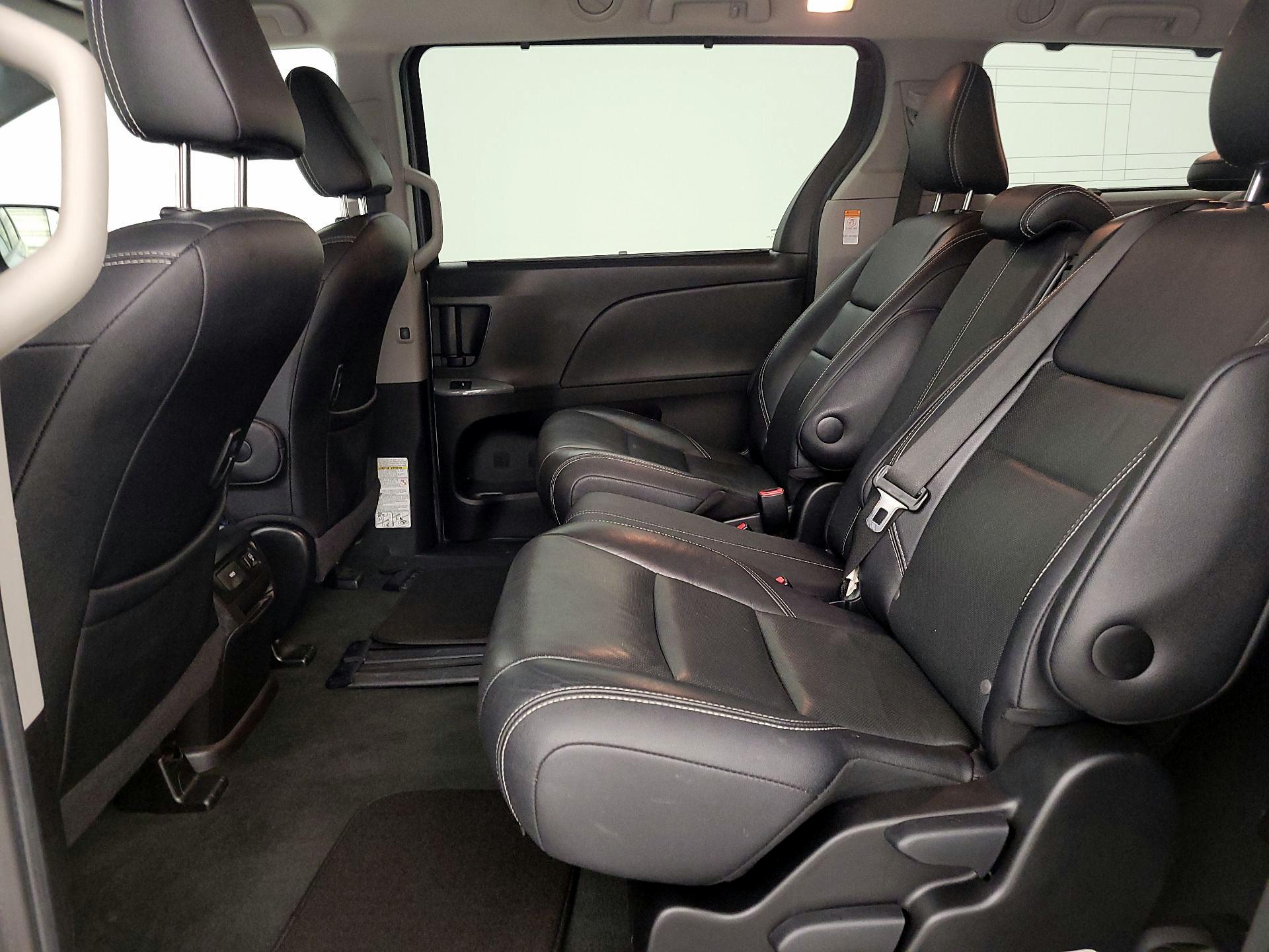 Thumbnail: 2017 Toyota Sienna - 18