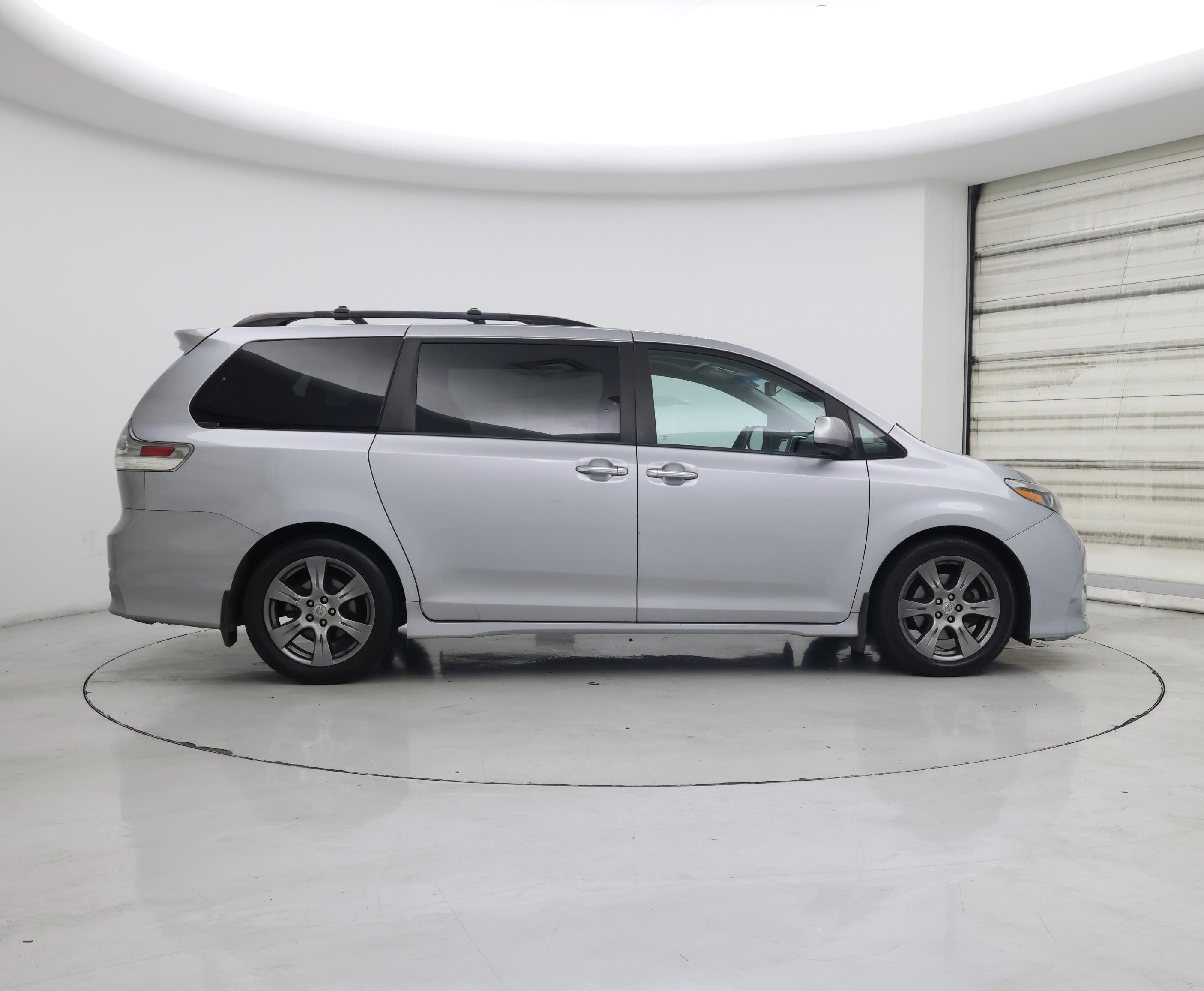 Thumbnail: 2017 Toyota Sienna - 7