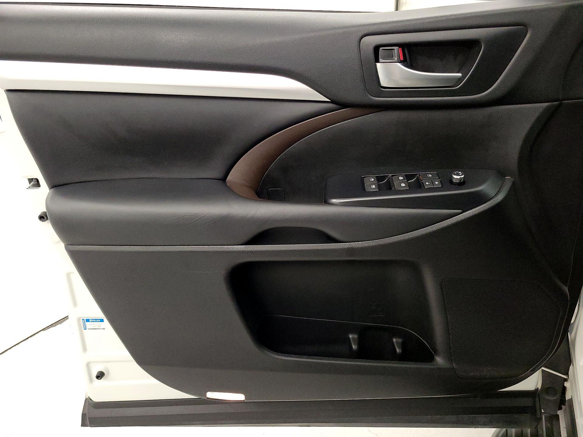 Thumbnail: 2019 Toyota Highlander - 12
