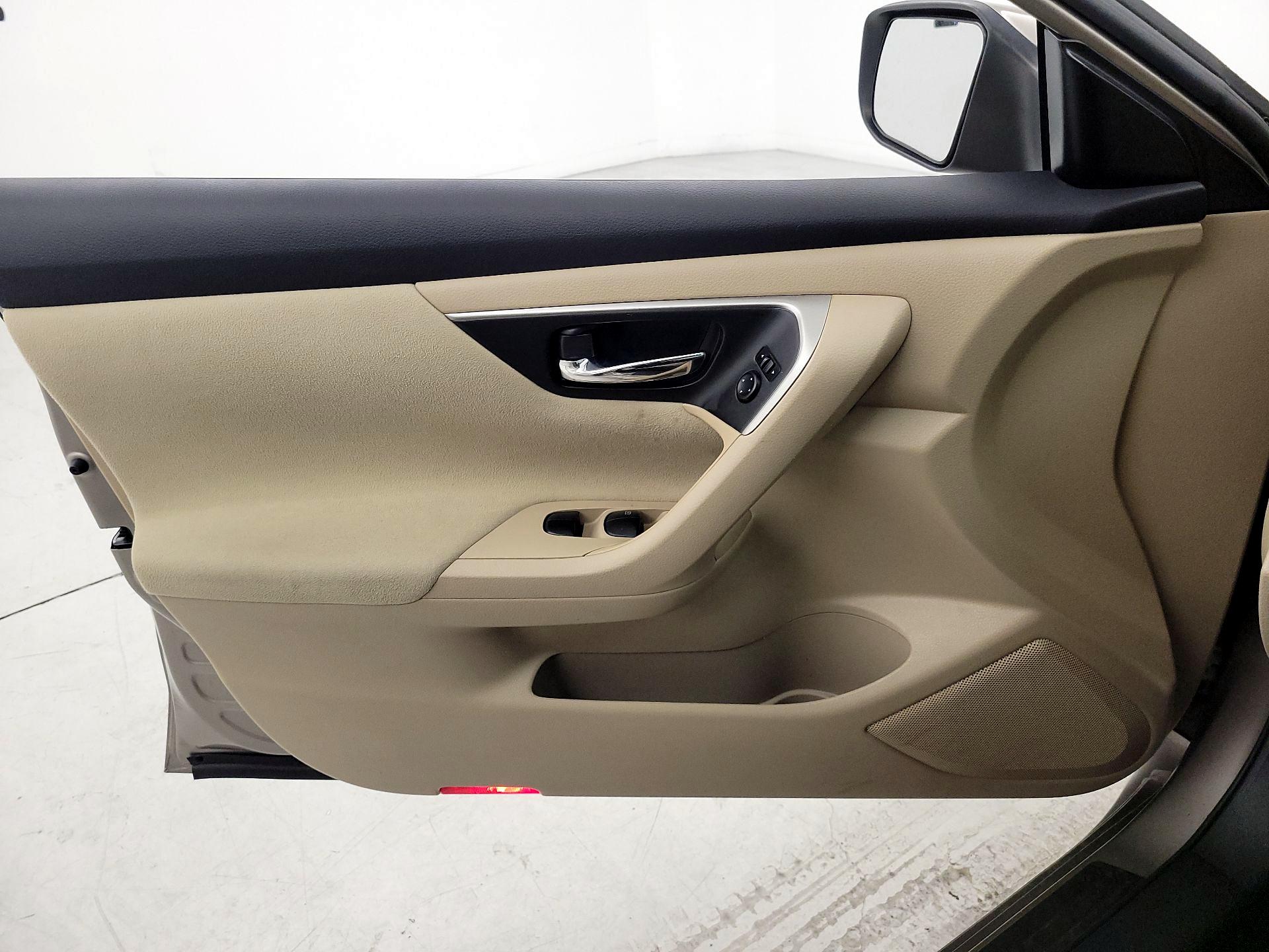 Thumbnail: 2015 Nissan Altima - 12