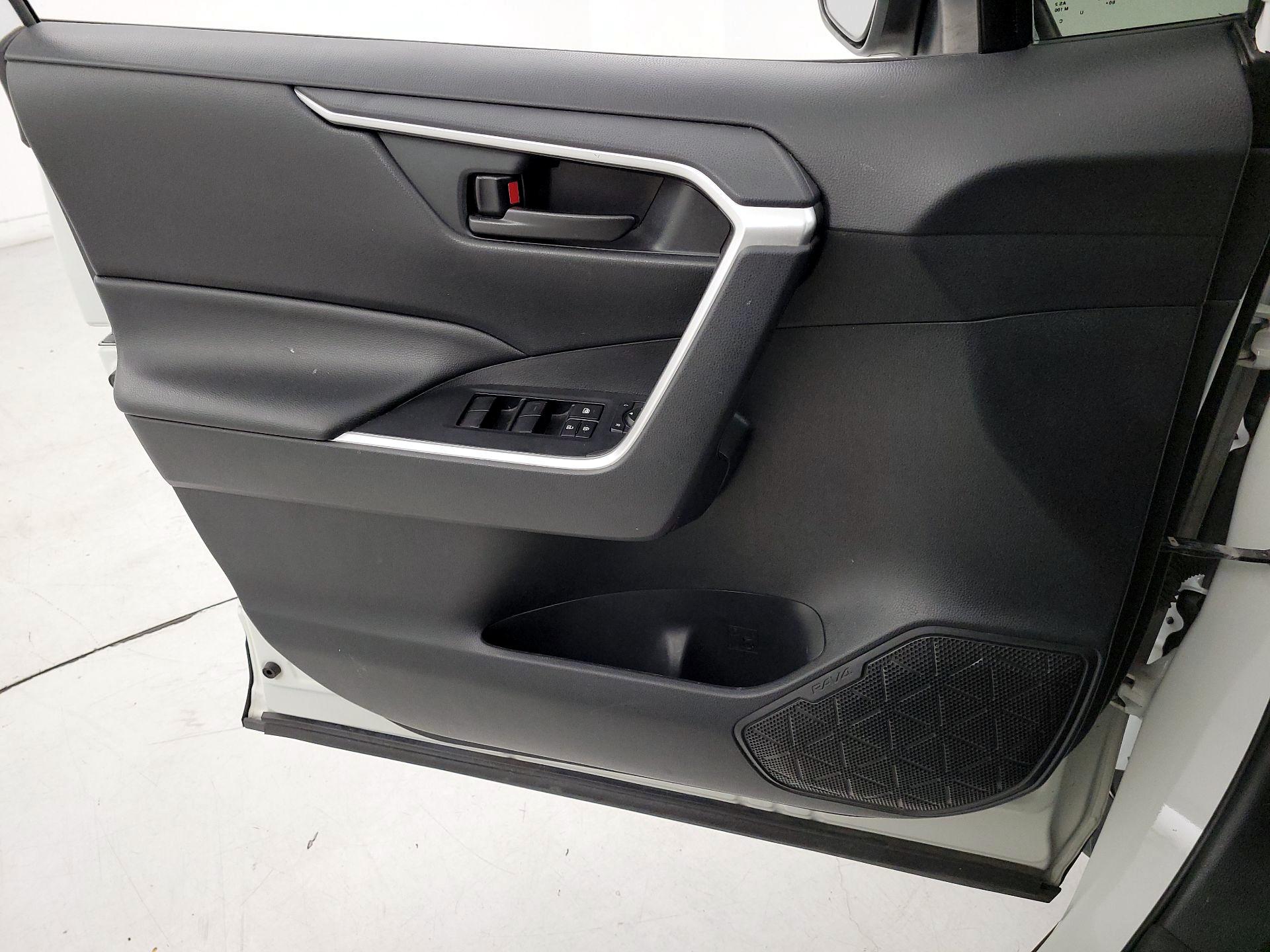 Thumbnail: 2019 Toyota RAV4 - 12