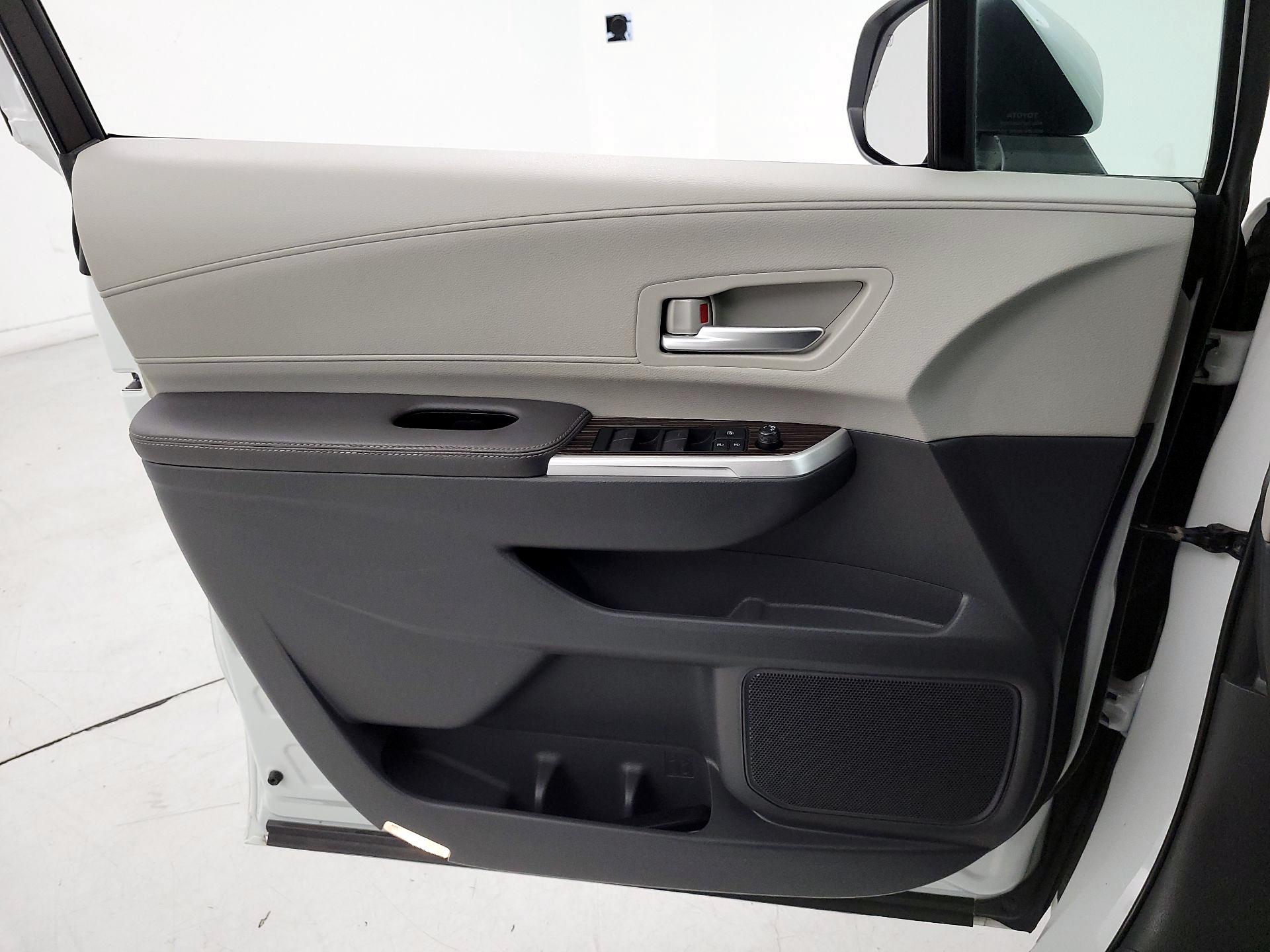 Thumbnail: 2022 Toyota Sienna - 12
