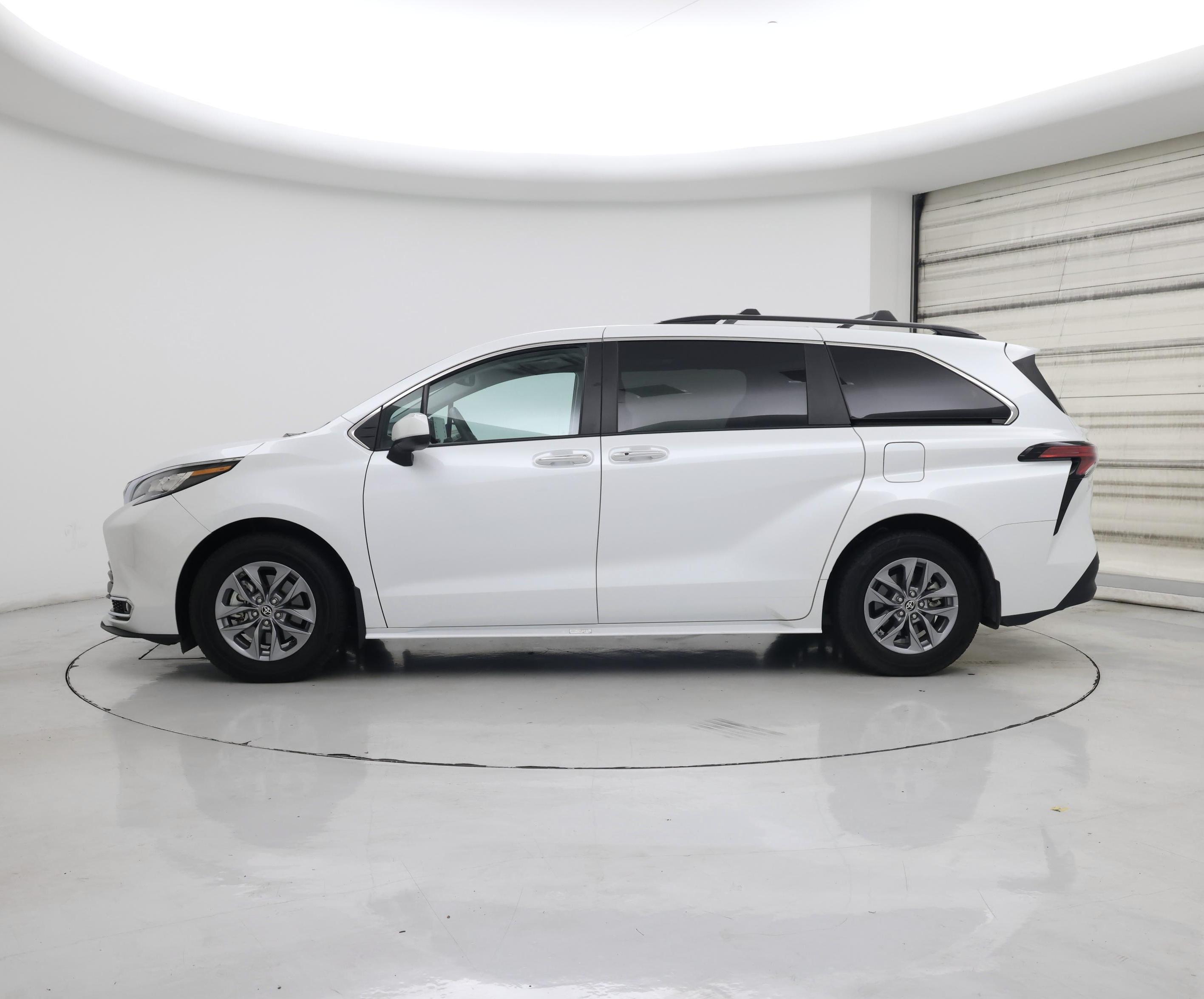 Thumbnail: 2022 Toyota Sienna - 3