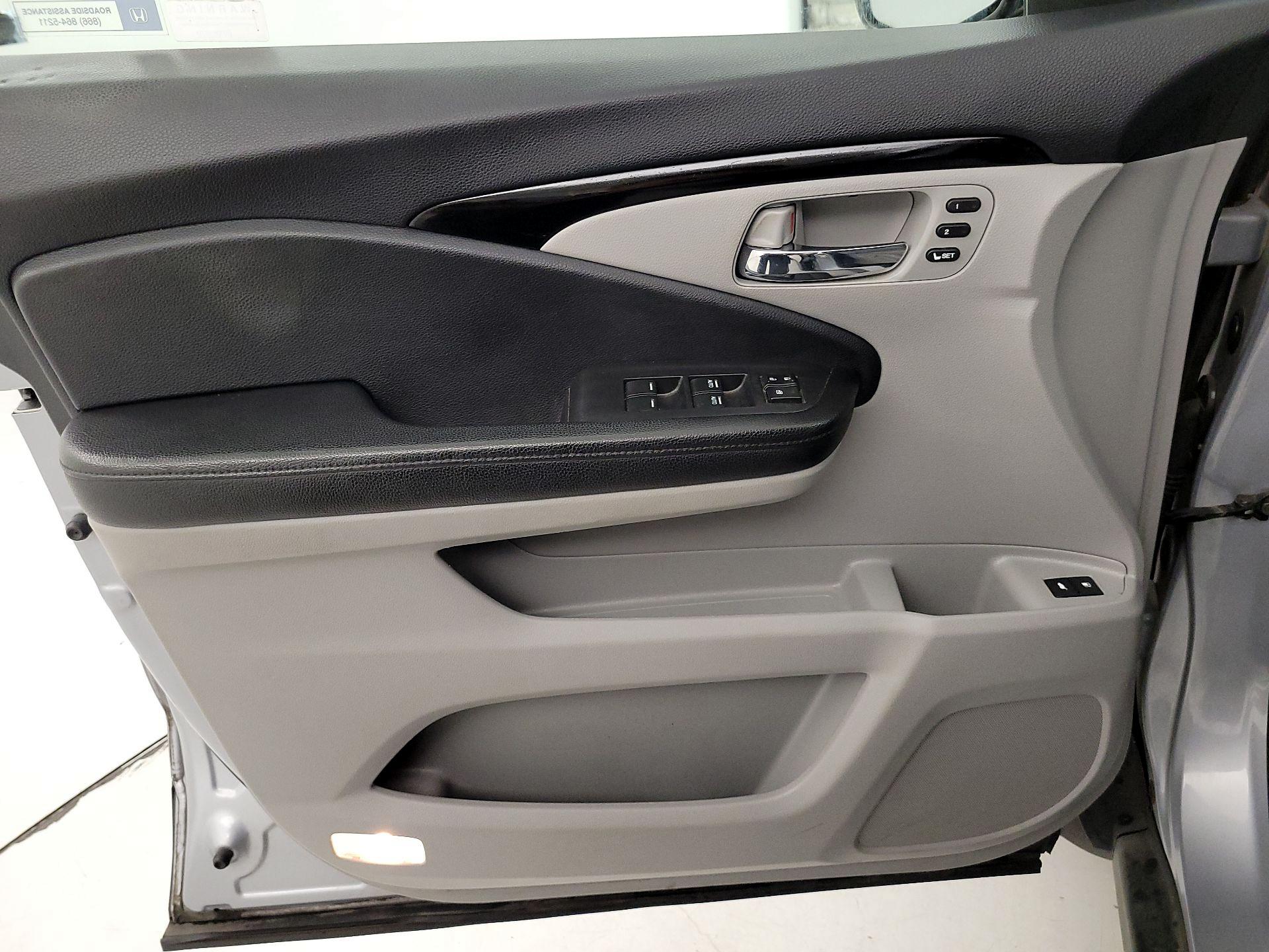 Thumbnail: 2017 Honda Pilot - 12