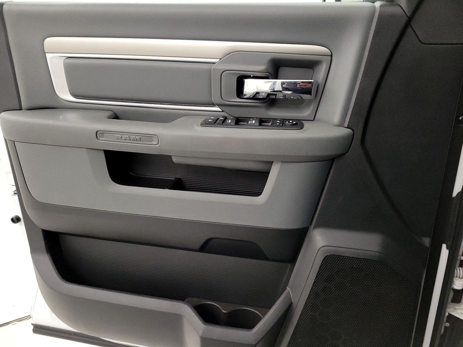 Thumbnail: 2019 RAM 1500 Classic - 12