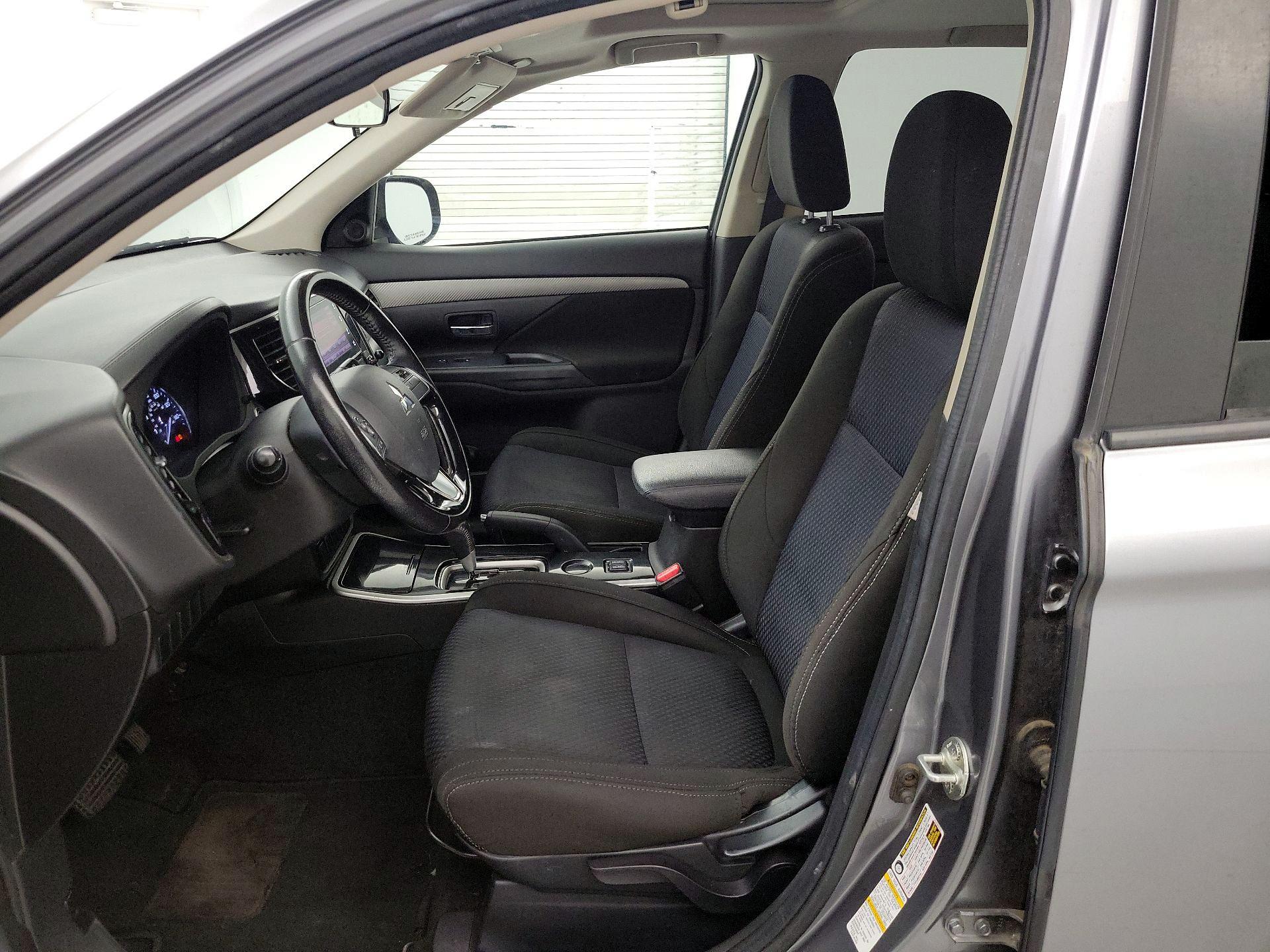 Thumbnail: 2018 Mitsubishi Outlander - 11