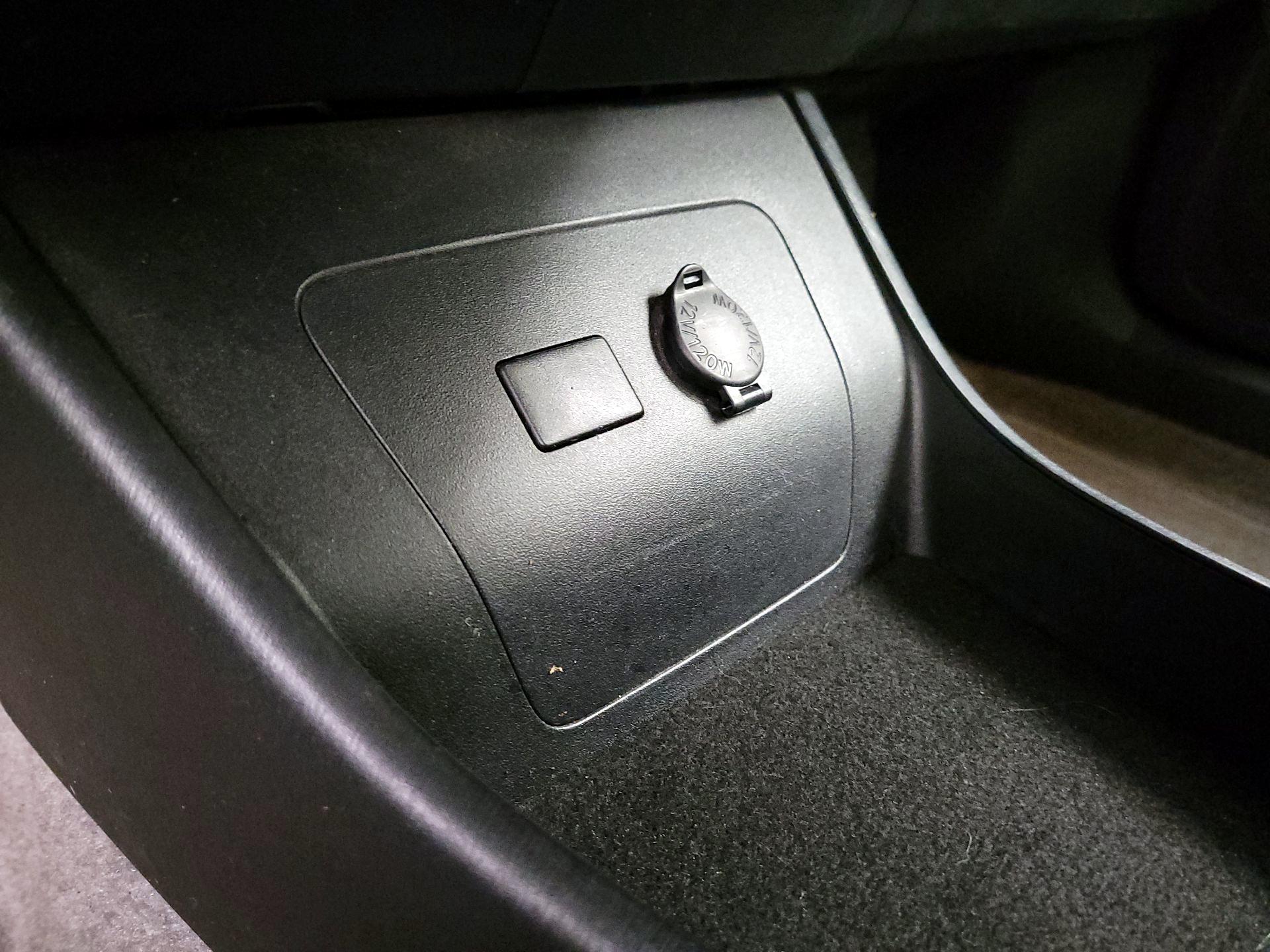 Thumbnail: 2015 Toyota Prius - 18