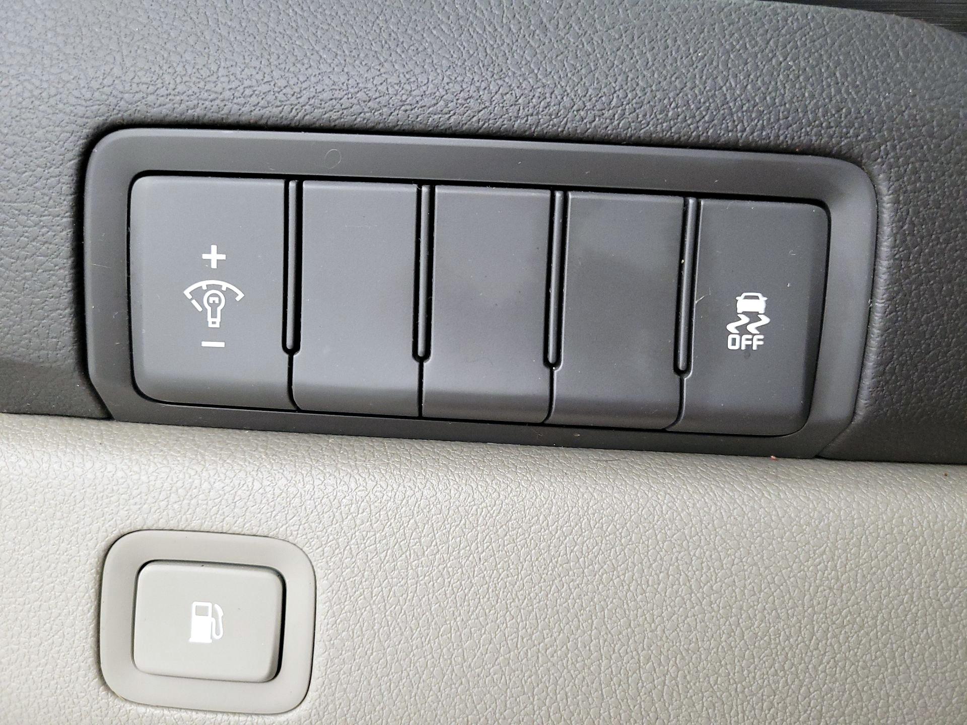 Thumbnail: 2016 Kia Sedona - 13