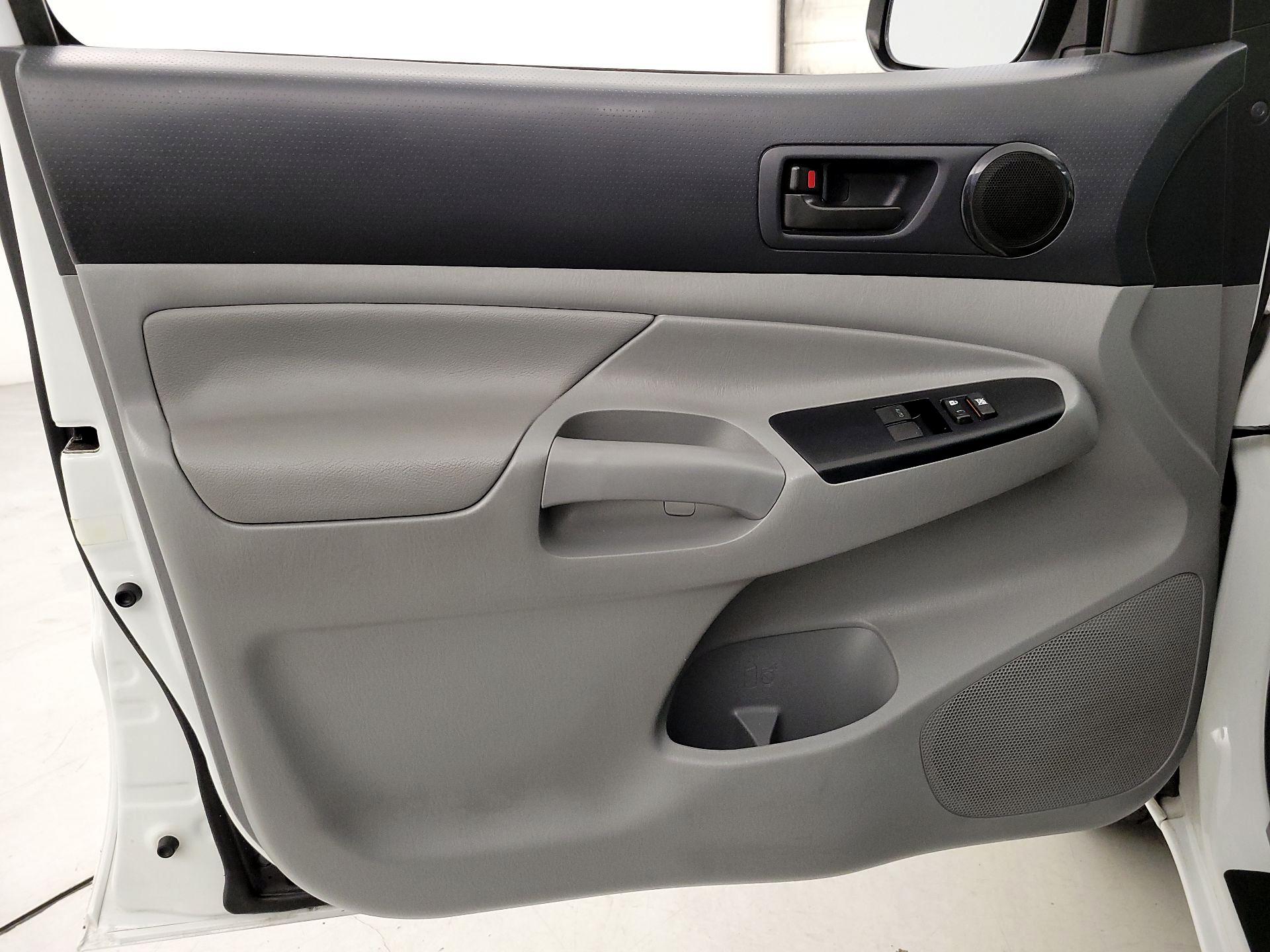 Thumbnail: 2015 Toyota Tacoma - 13