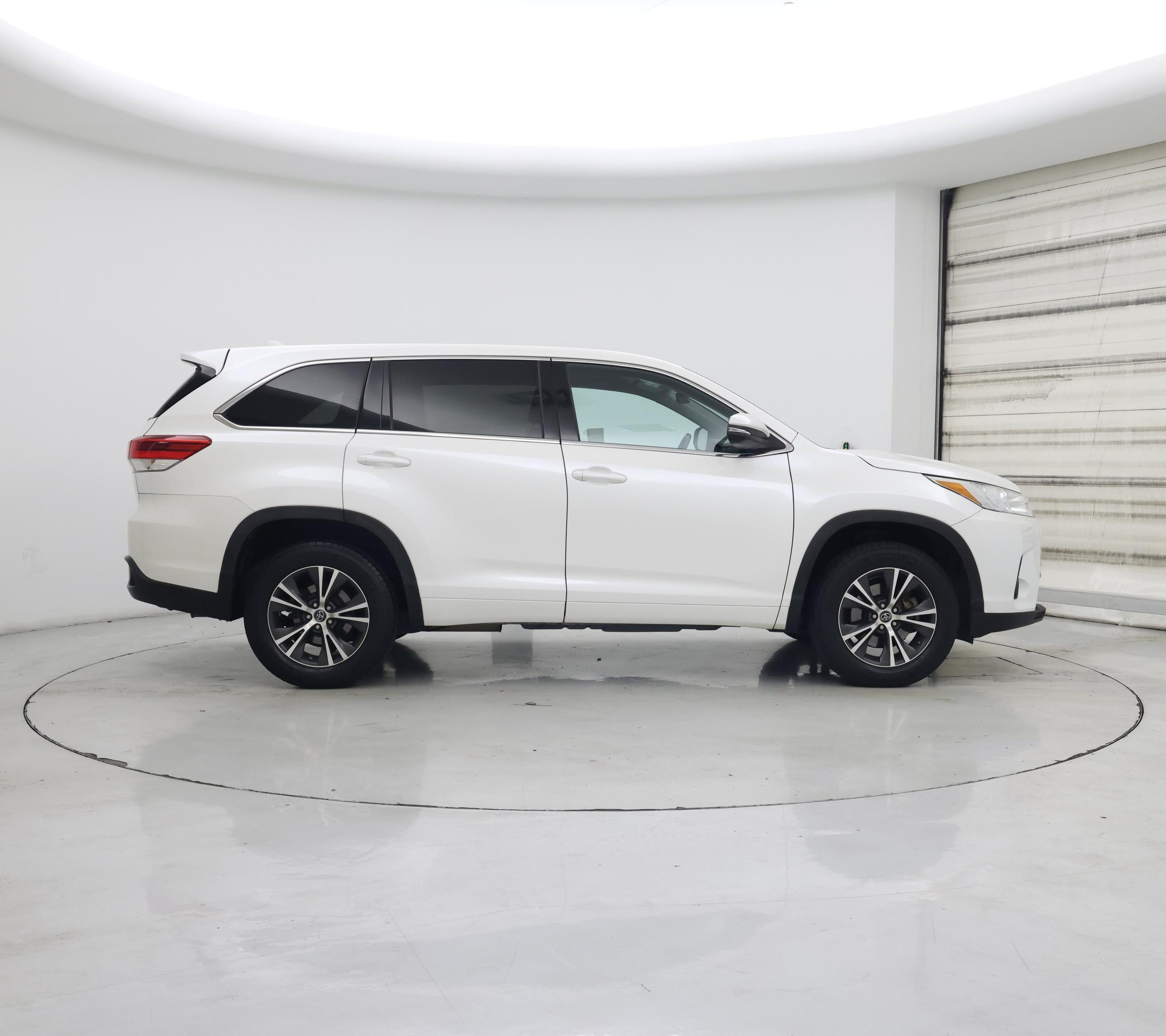 Thumbnail: 2017 Toyota Highlander - 7