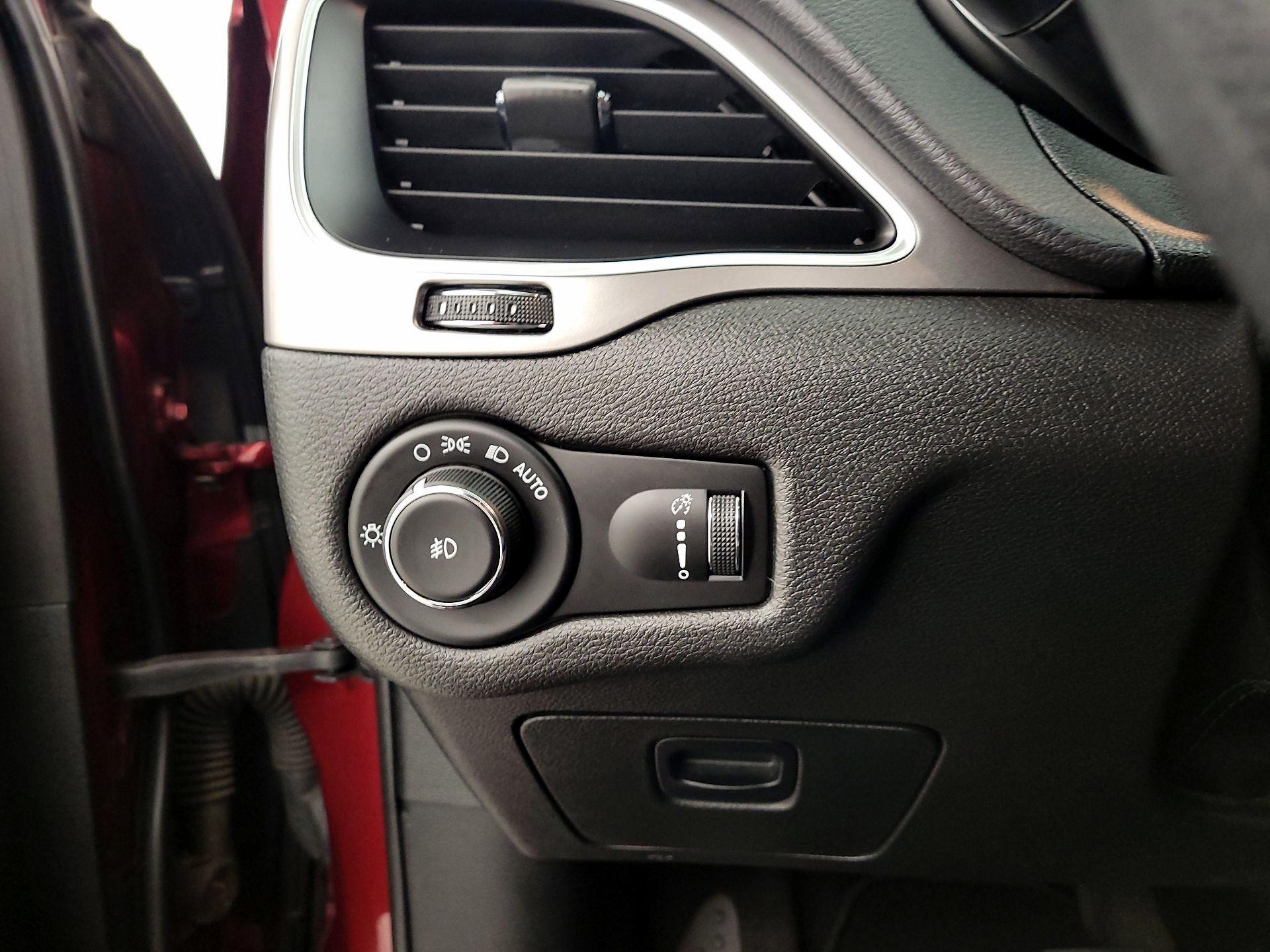 Thumbnail: 2019 Jeep Cherokee - 13