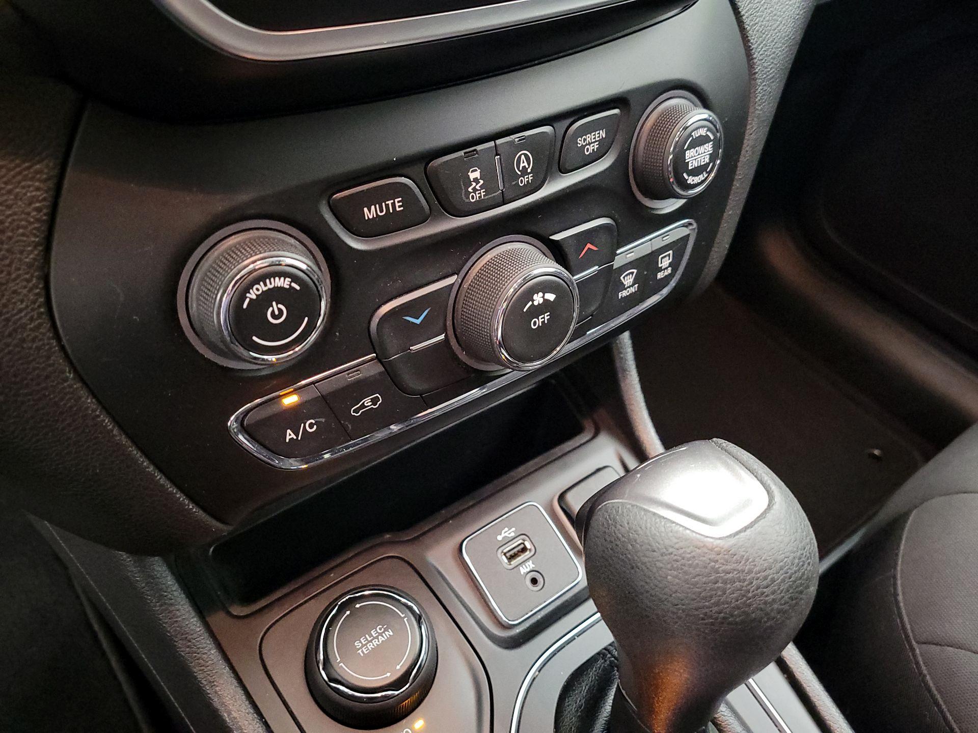 Thumbnail: 2019 Jeep Cherokee - 16