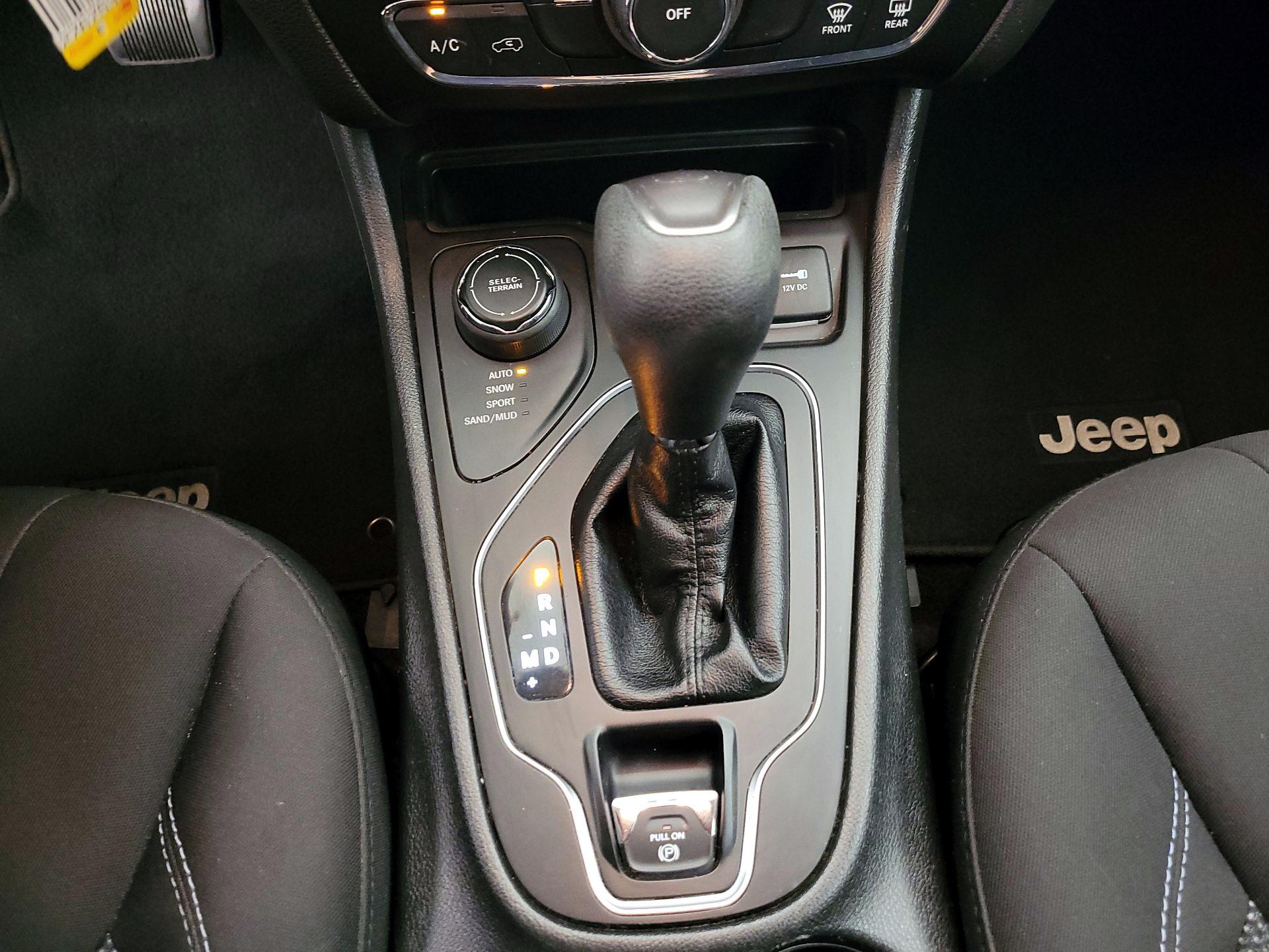 Thumbnail: 2019 Jeep Cherokee - 17