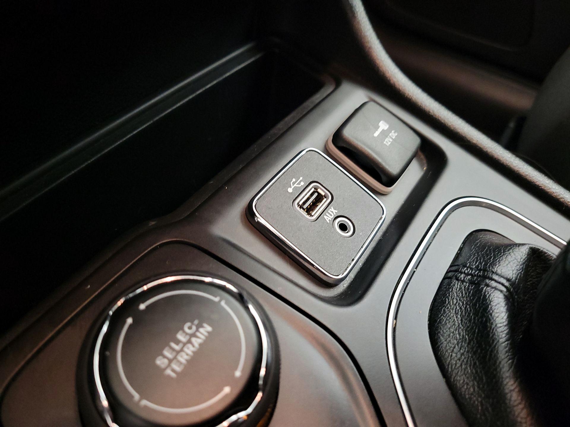 Thumbnail: 2019 Jeep Cherokee - 18