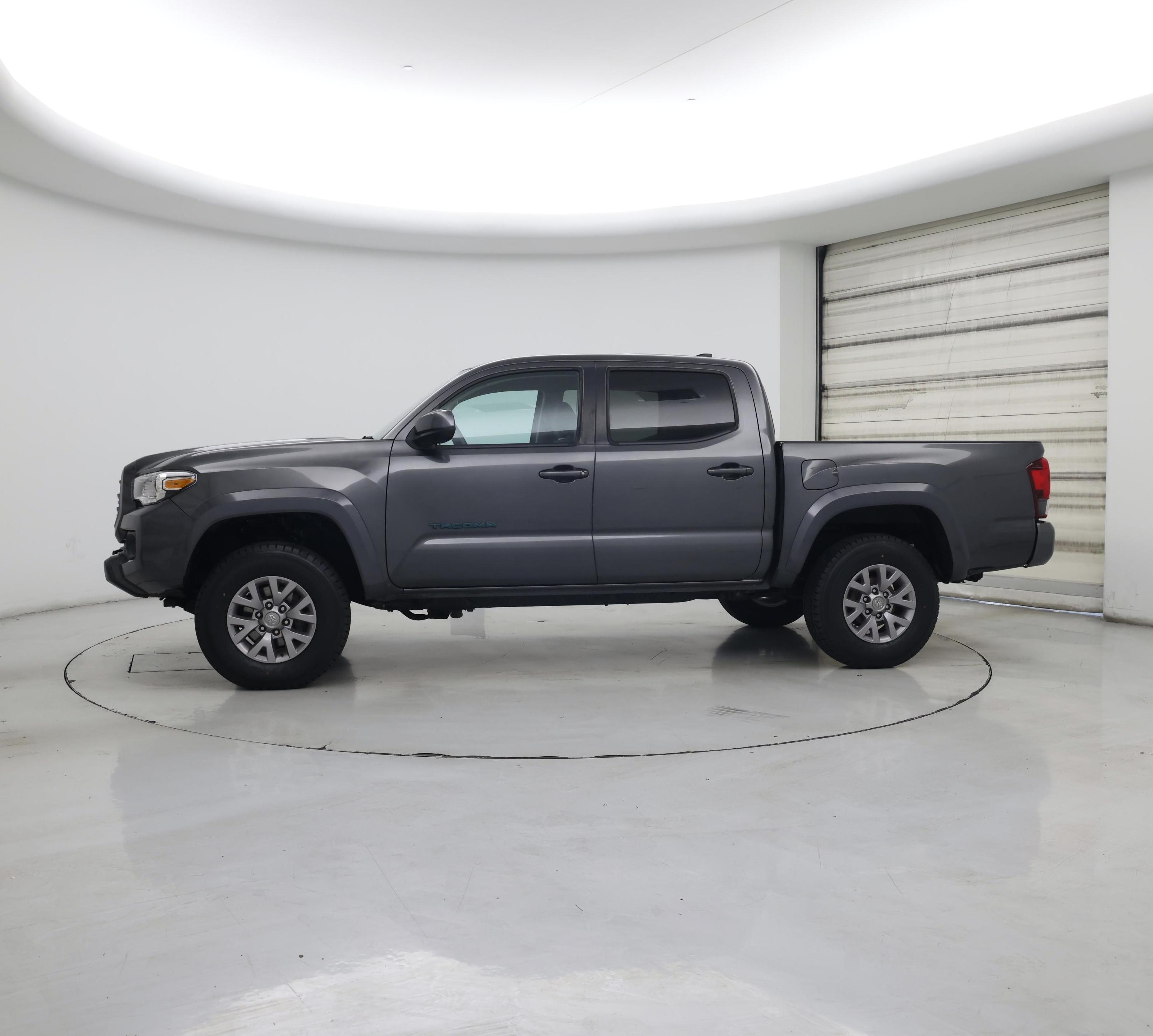 Thumbnail: 2019 Toyota Tacoma - 3